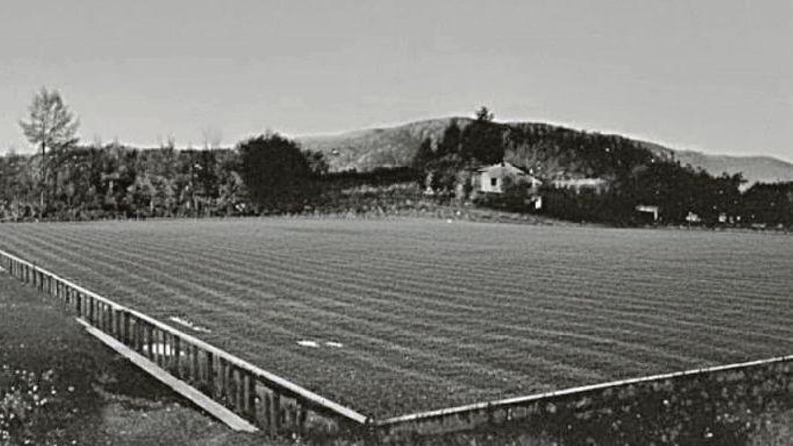 1928 inauguración del campo Burgas en la carretera de Castrelo... era ya en la zona del Couto del actual estadio, pero la colocación no era exactamente la misma.