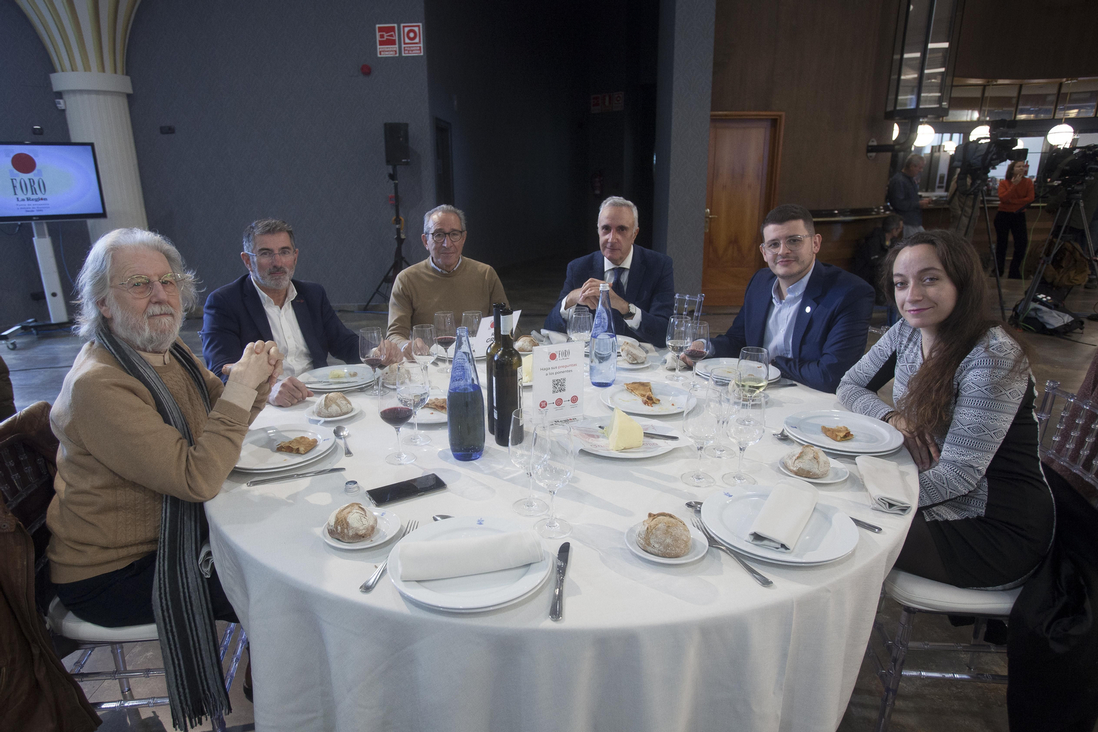 RÍO GROU: Xosé Perozo, articulista de La Región; Alejandro Cruz, presidente de la Asociación de Empresarios del Polígono de Barreiros; Daniel Caneiro, concelleiro del PSOE de Riós; Juan José Feijóo, del Foro La Región; Maike Pazos, director del Hotel Oca Vila de Allariz, y Diana Salgado, estudiante del grado de Turismo en la UVigo. (MIGUEL ÁNGEL)