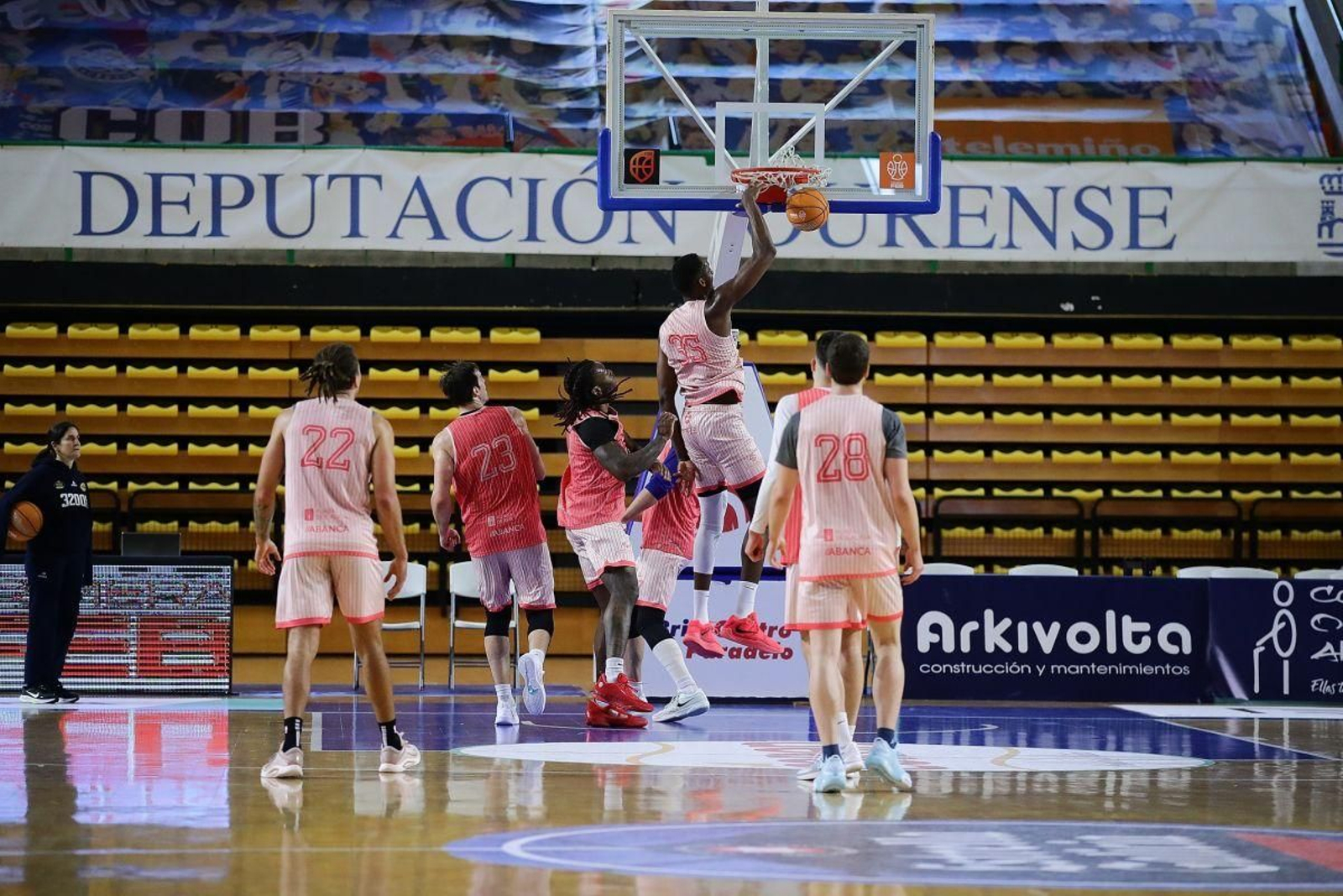 El cobista Romaro Gill machaca el aro en un entrenamiento del equipo realizado sobre el parquet del Pazo Paco Paz.