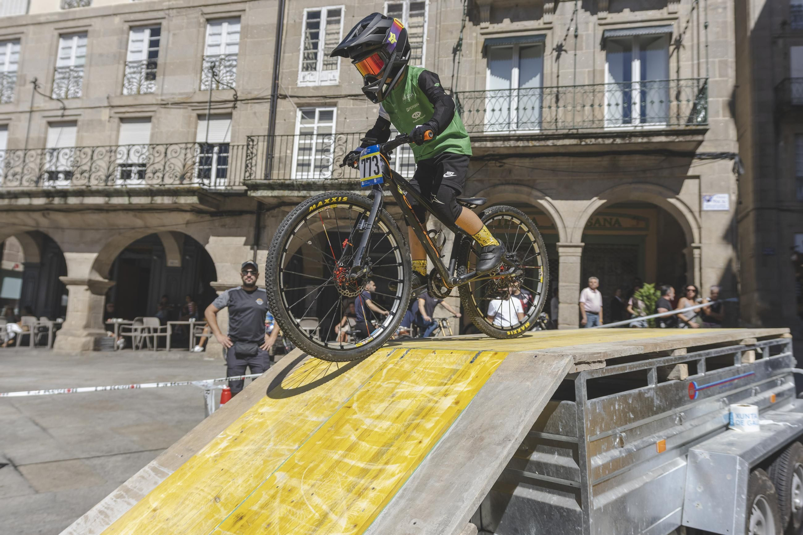Los bikers, cuesta abajo, pero con frenos por el Casco Vello de Ourense