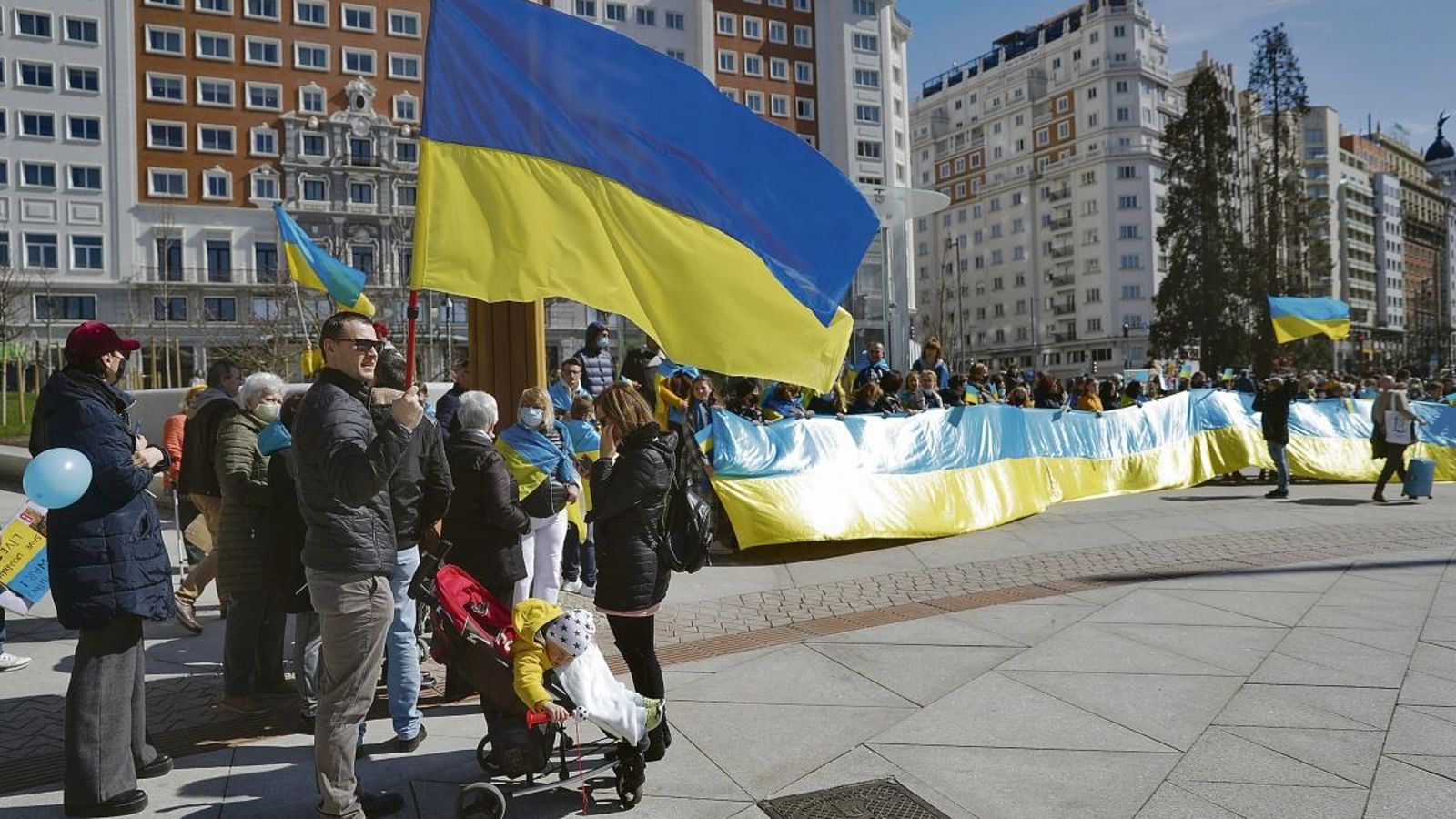 Unas 2.000 personas respaldaron en Madrid la convocatoria para protestar contra la invasión de Ucrania por parte del presidente ruso y mostrar su apoyo al pueblo ucraniano.