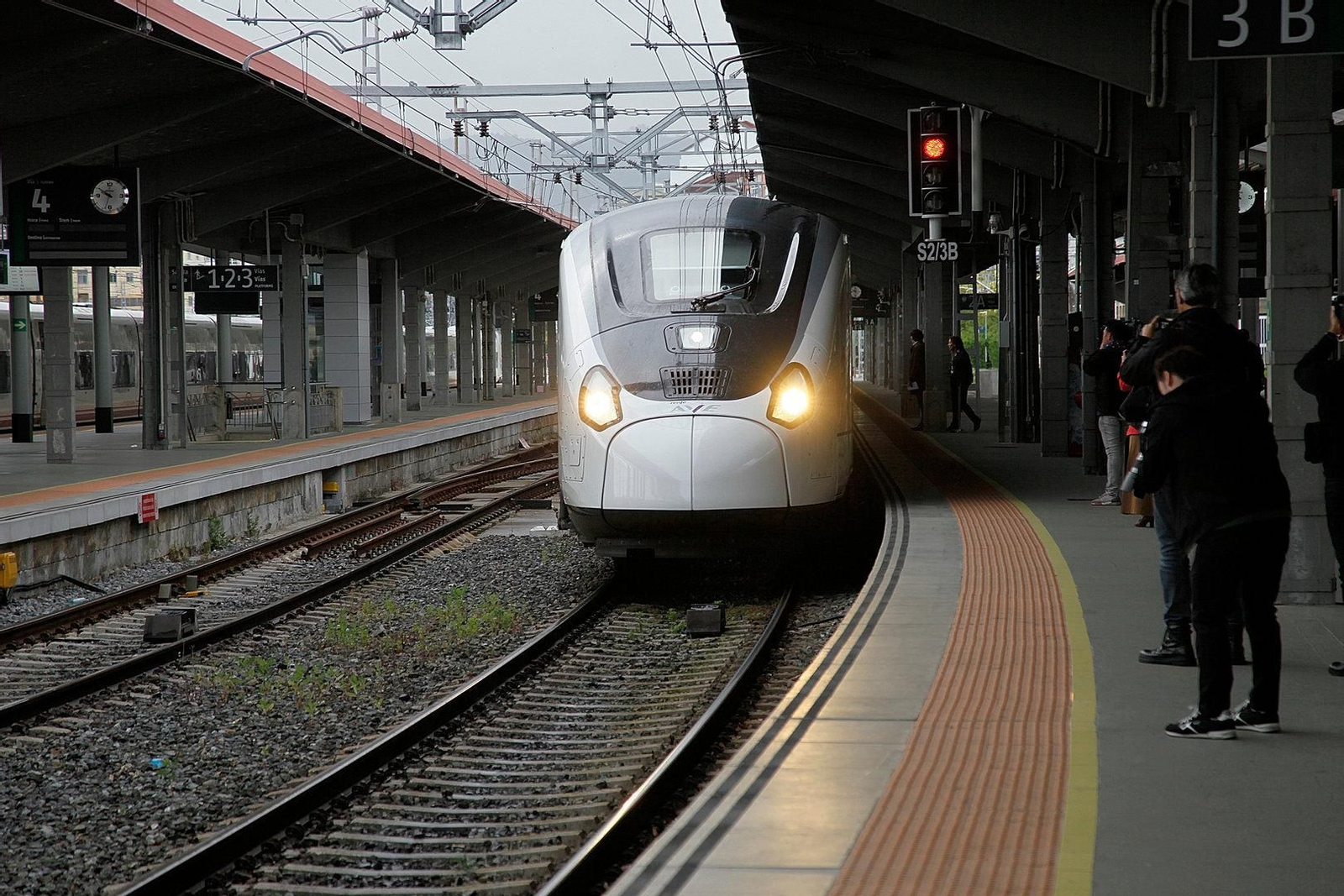 El nuevo tren que llegó este jueves a Ourense que llevará  a los ourensanos a Madrid en un suspiro