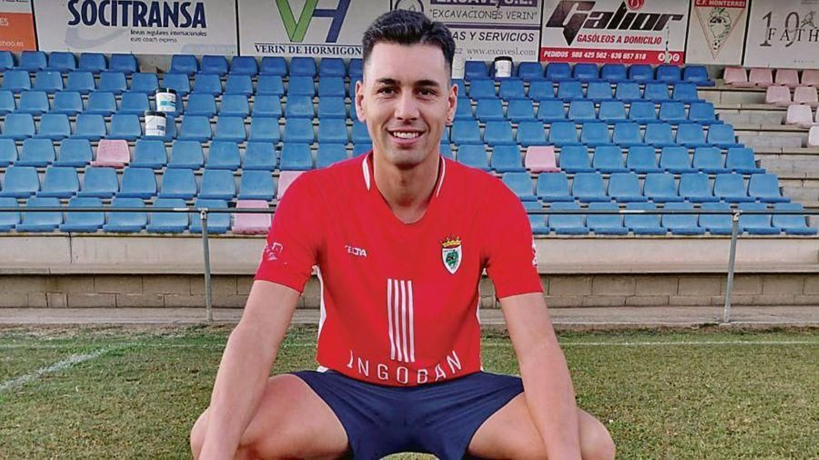 El delantero Luciano, del Monterrei, antes de comenzar un entrenamiento en Rozavales.