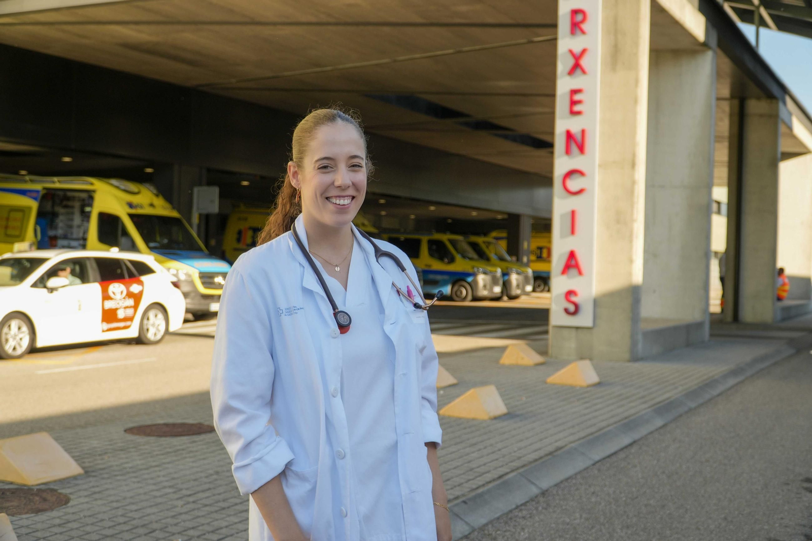 La doctora Isabel Pérez, ayer a las puertas de Urgencias del Cunqueiro.