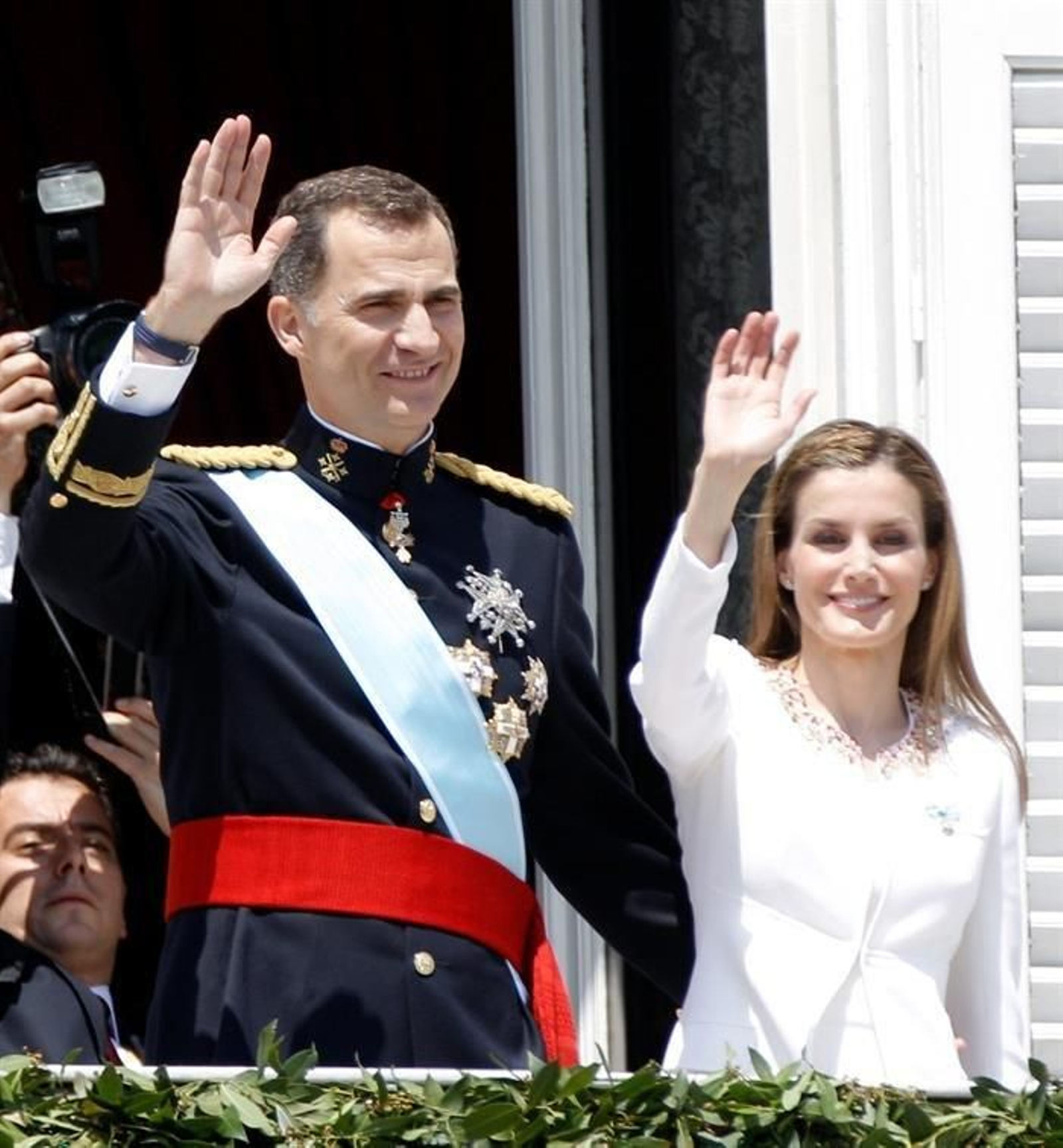 El Rey Felipe VI y la Reina Letizia, en el balcón central del Palacio Real donde han salido para saludar al pueblo español