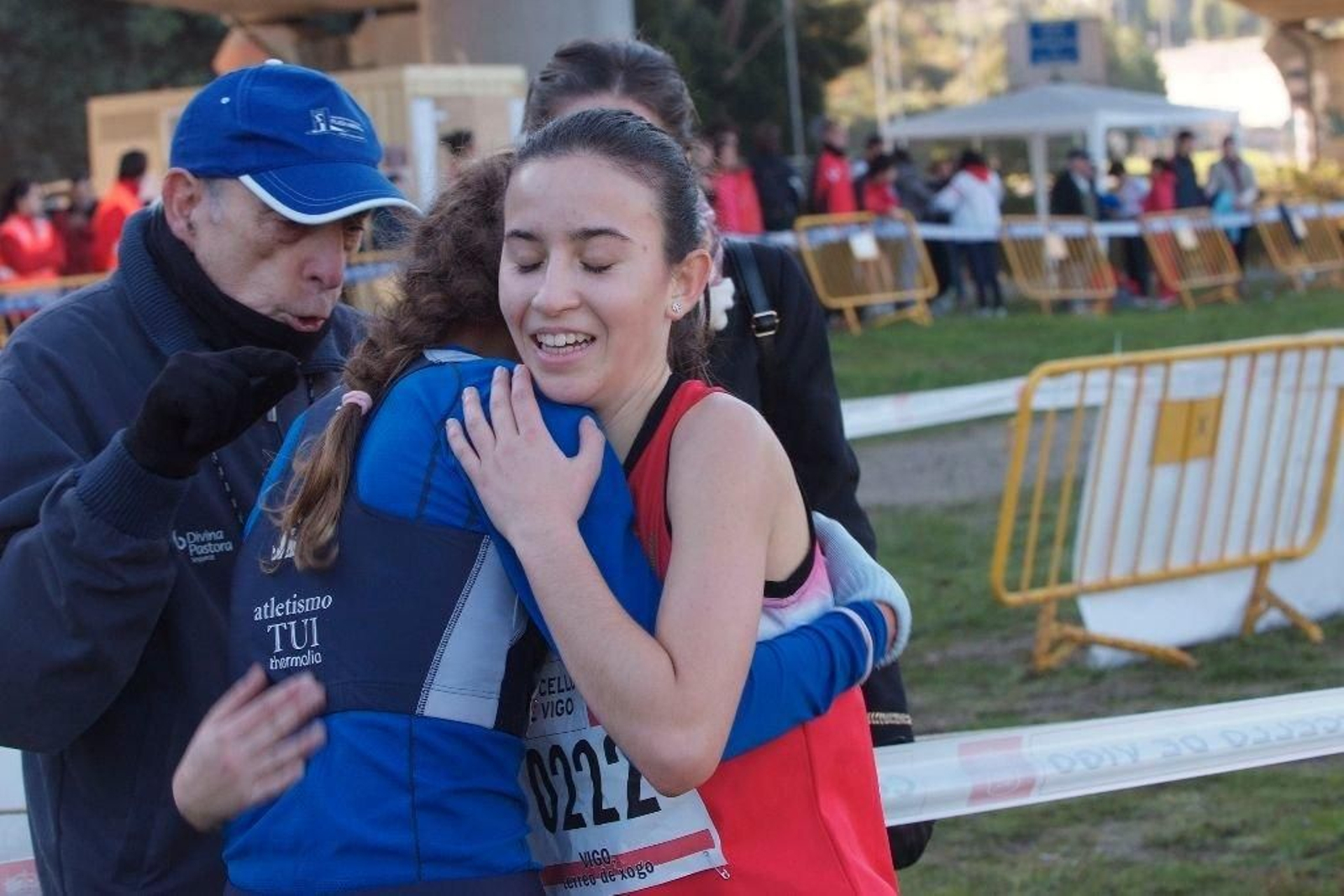 Carmela Cardama se abraza a la tudense Uxía Pérez, la otra representante gallega en el Europeo.