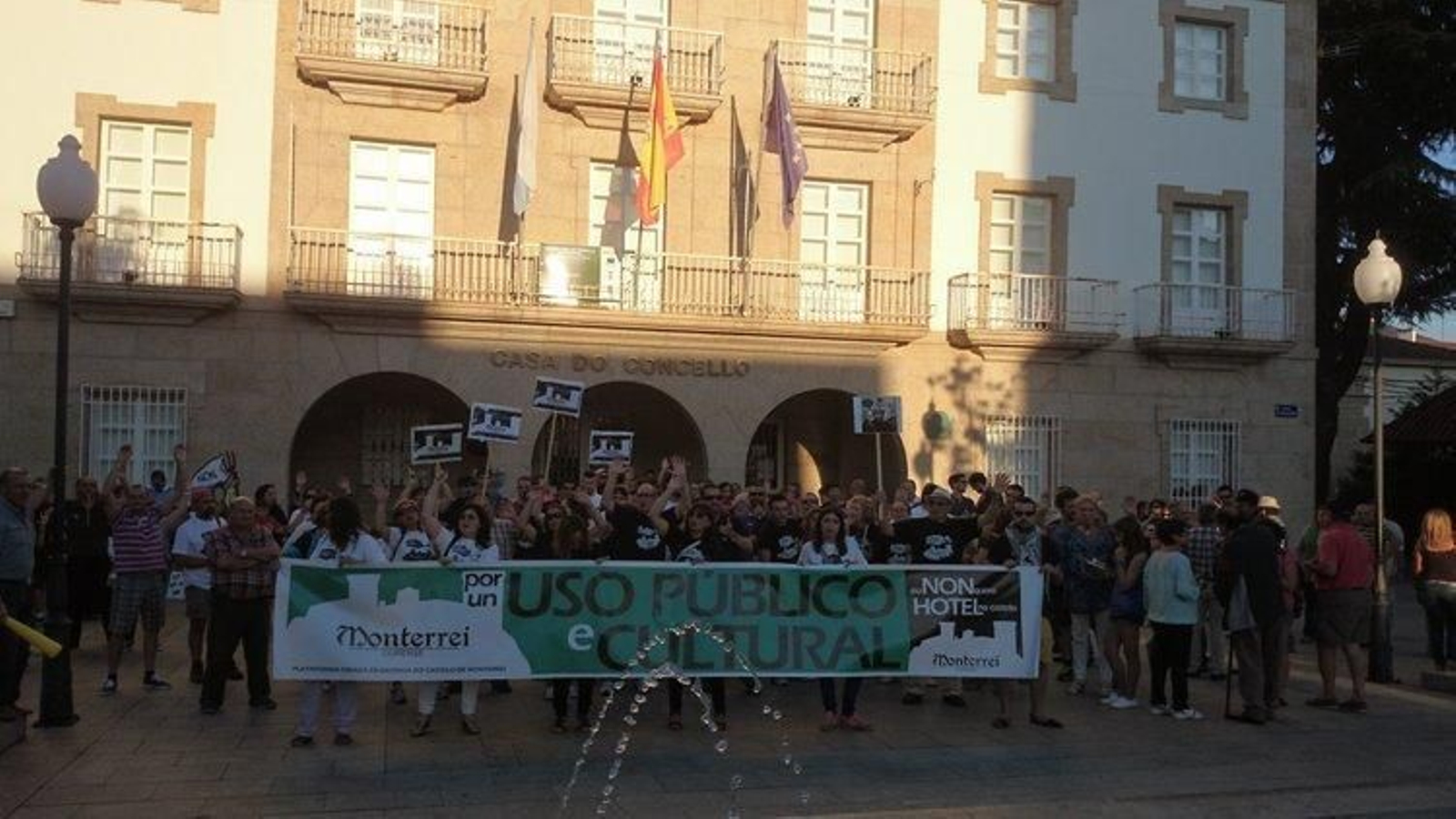 Los manifestantes exhibieron pancartas reivindicando el uso público y cultural del castillo