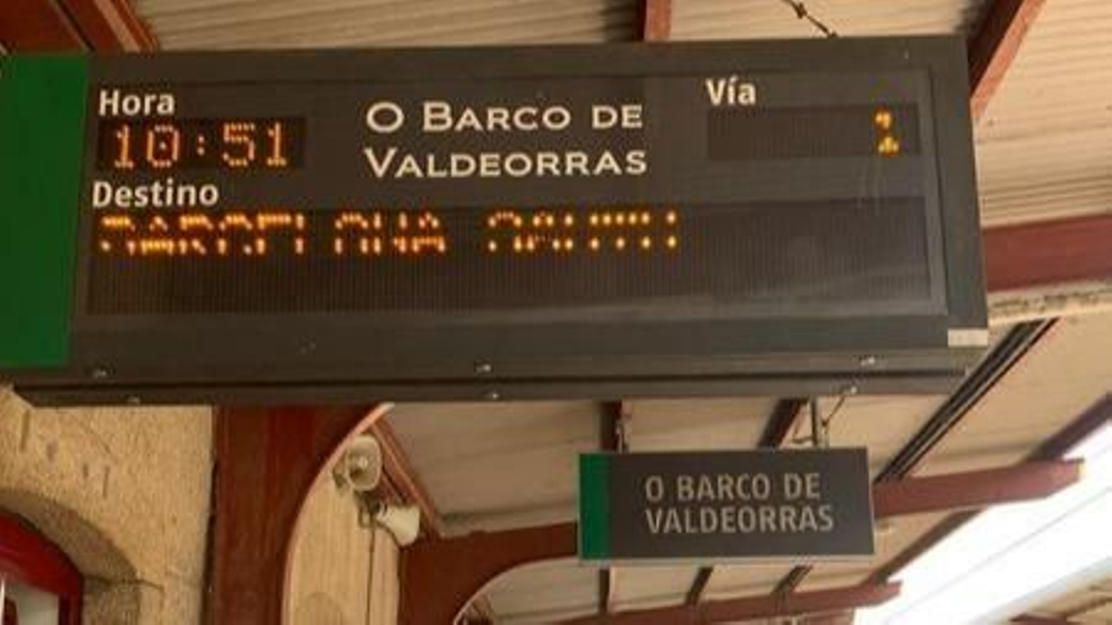 El actual panel electrónico de la estación vuelve a funcionar, a la espera del definitivo.