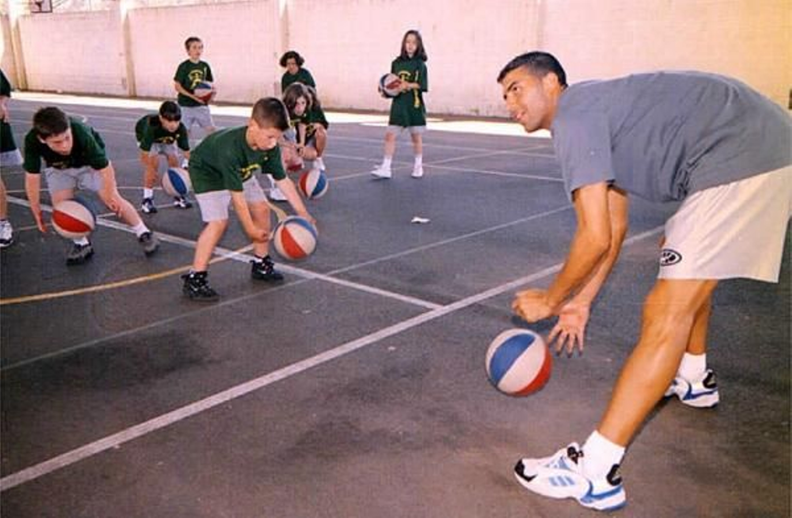 Los niños más pequeños botan un balón en un campus de baloncesto. foto: archivo