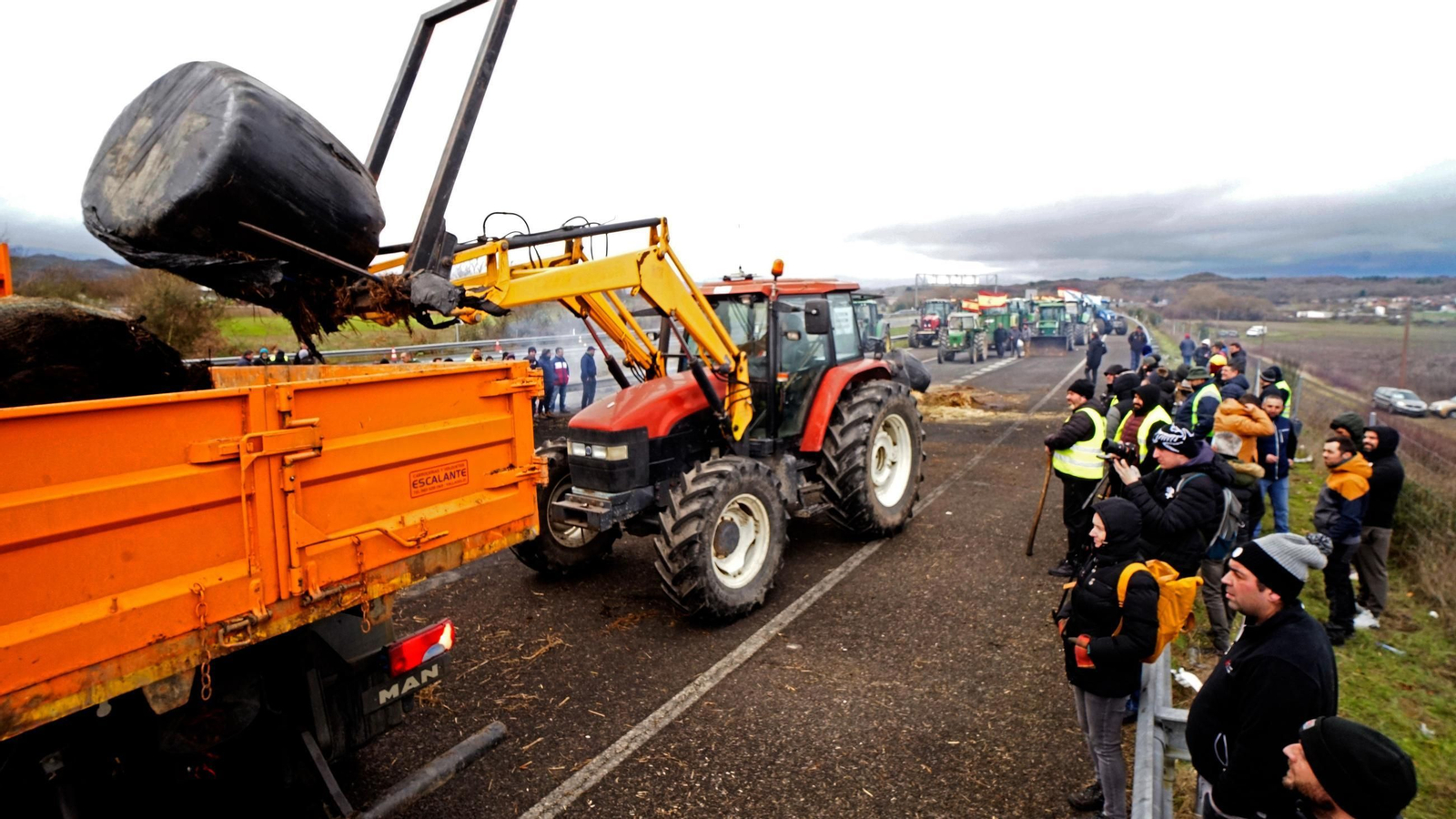 El sector agroganadero, retirándose de la A-52 tras dos días de protesta este lunes