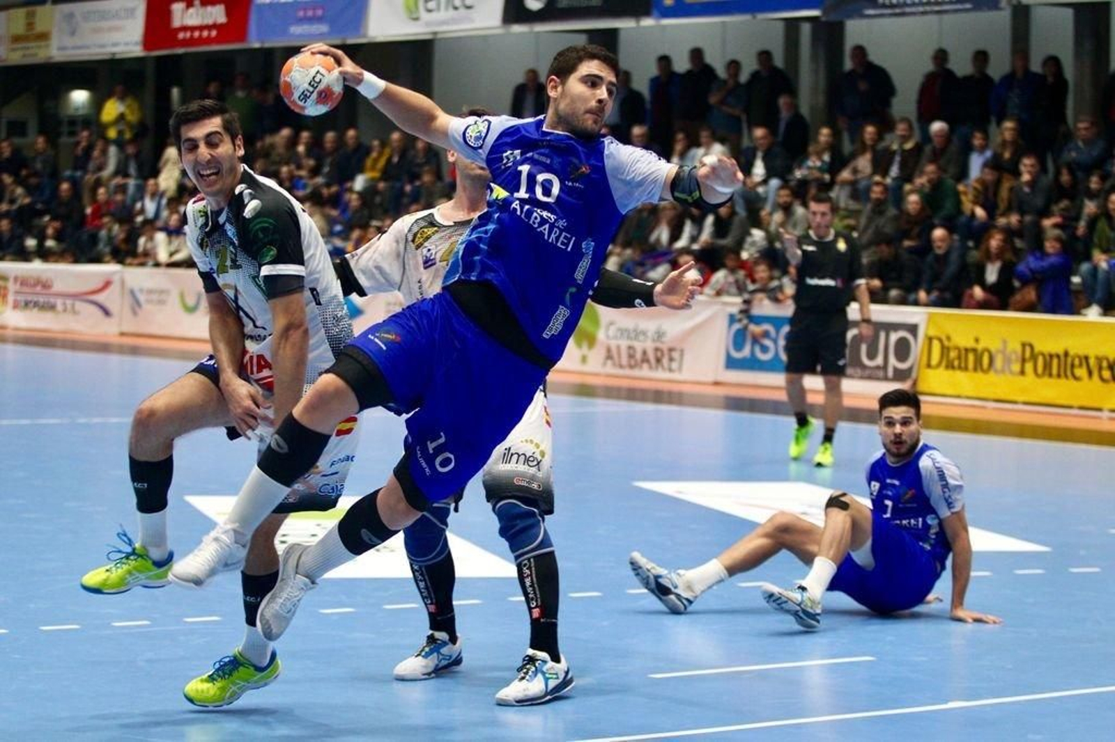 Juan Quintas realiza una lanzamiento con el Teucro.