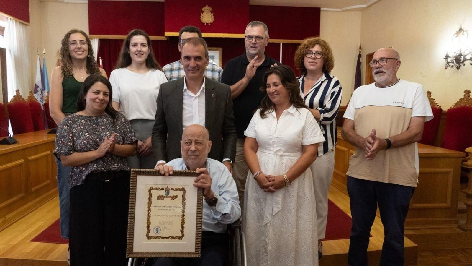 Imagen del acto de entrega en el Ayuntamiento.