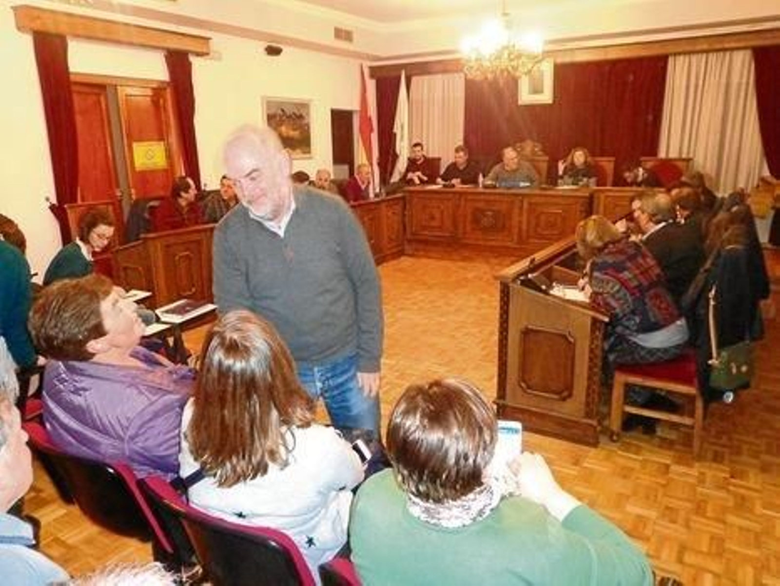 El edil Félix García se dirige a varias personas del público, antes del pleno.