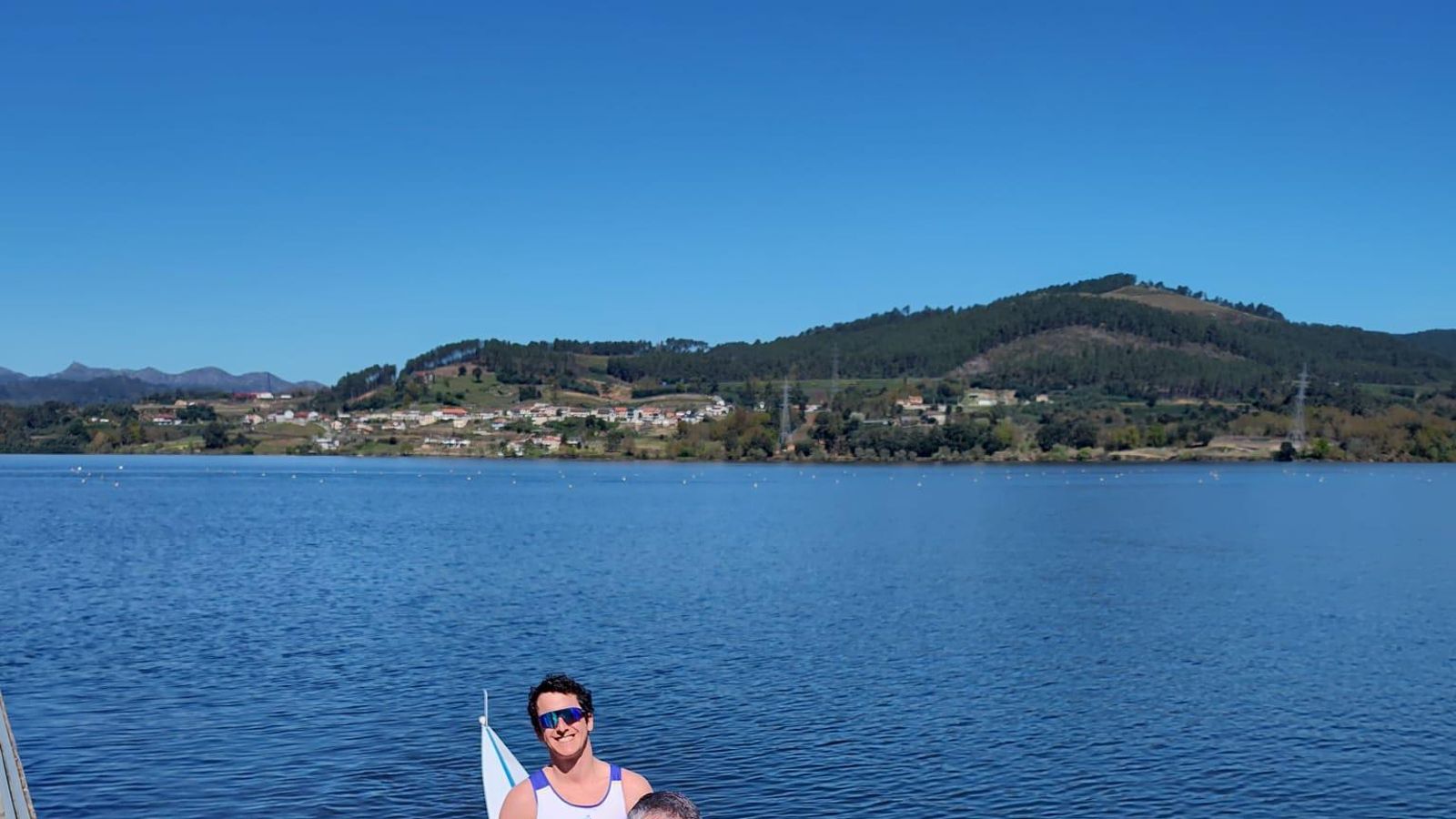 Remeros del Club de Remo Castrelo do Miño listos