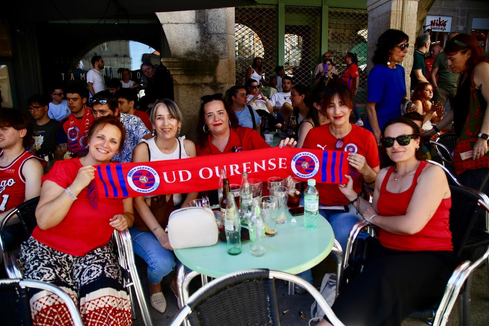 Galería | La afición de la UD Ourense sale a las calle de Ourense para disfrutar del partido, en fotos