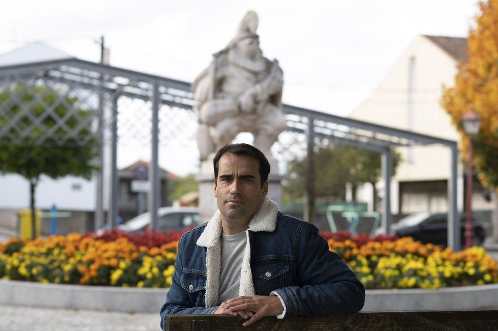 Carlos Valle Rivera este martes fronte á escultura da Pantalla en Xinzo. (Martiño Pinal)