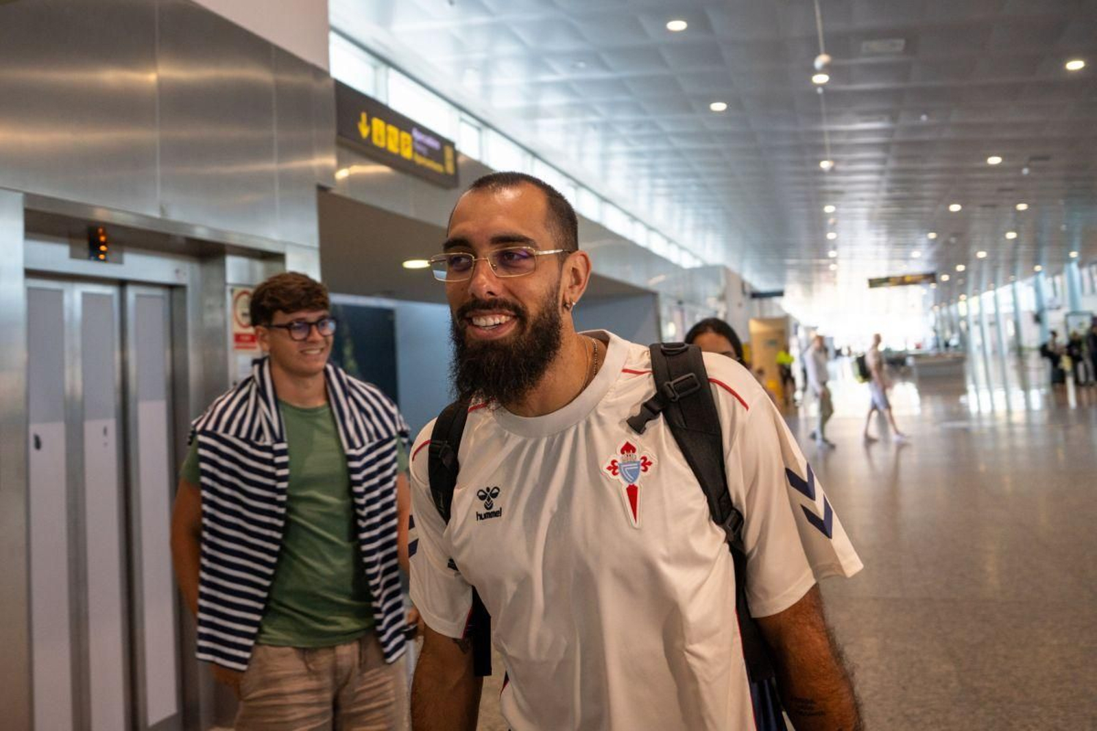 Borja Iglesias, gran novedad en la convocatoria, ayer en el aeropuerto de Peinador antes de viajar a Chipre.