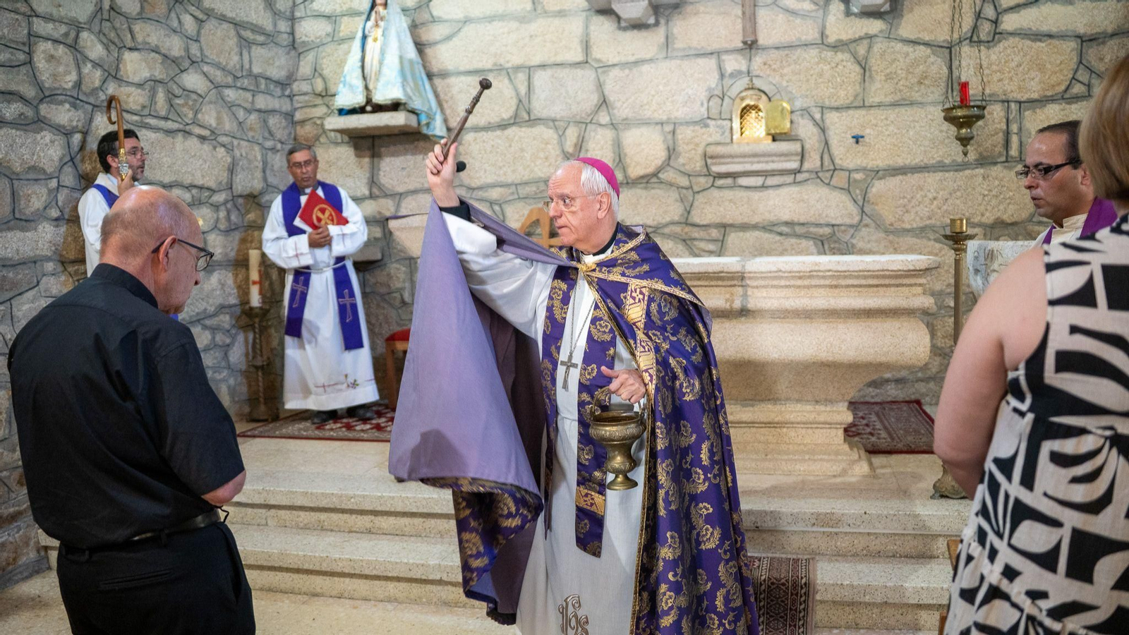 El obispo bendice con el hisopo el templo, en la ceremonia de purificación de este lunes.
