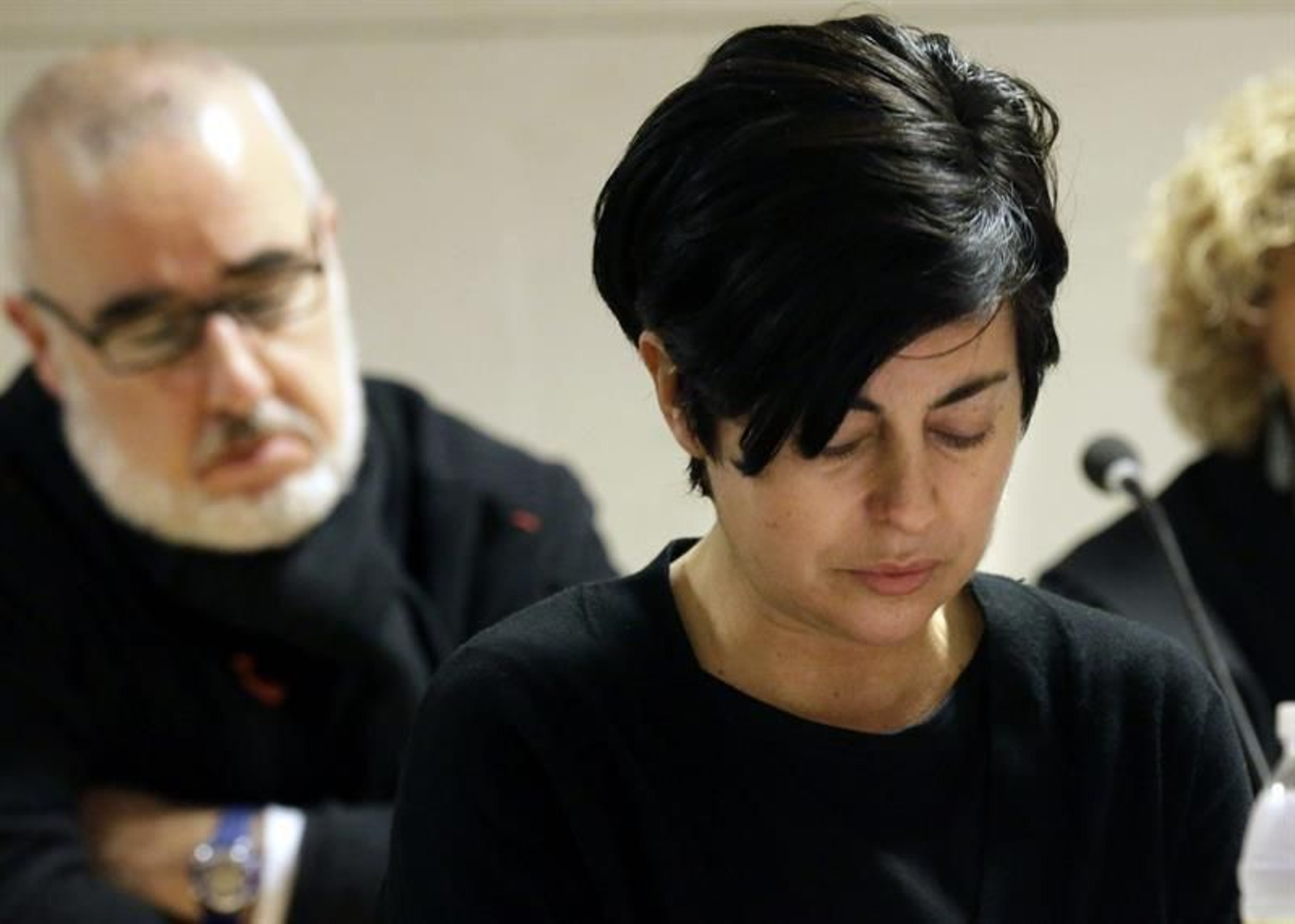 Rosario Porto (c) y Alfonso Basterra, (detrás-i), los dos principales acusados de la muerte de su hija Asunta Basterra. (LAVANDEIRA JR)