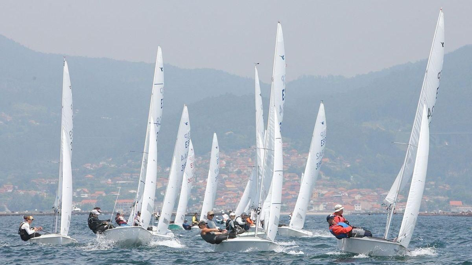 Las embarcaciones surcaron la Ría de Vigo ayer por la tarde bajo un calor algo menos intenso.
