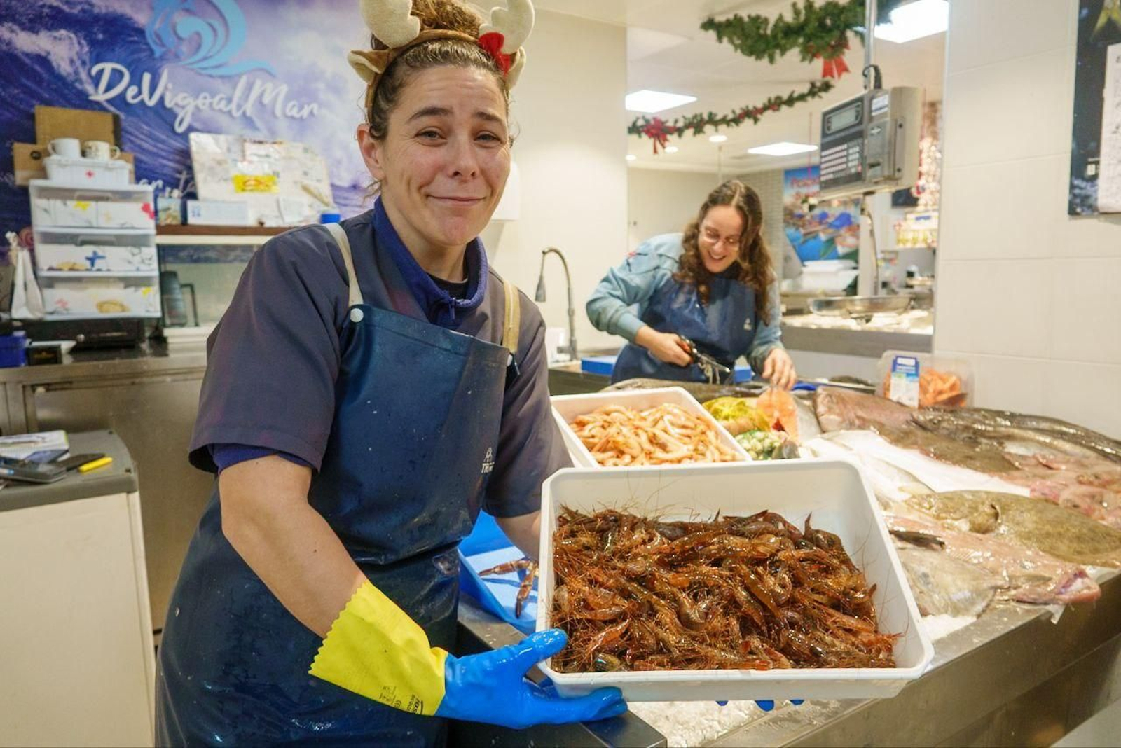 Miriam, de DeVigoAlMar, posa con una caja de camarones, especialmente caros este año.