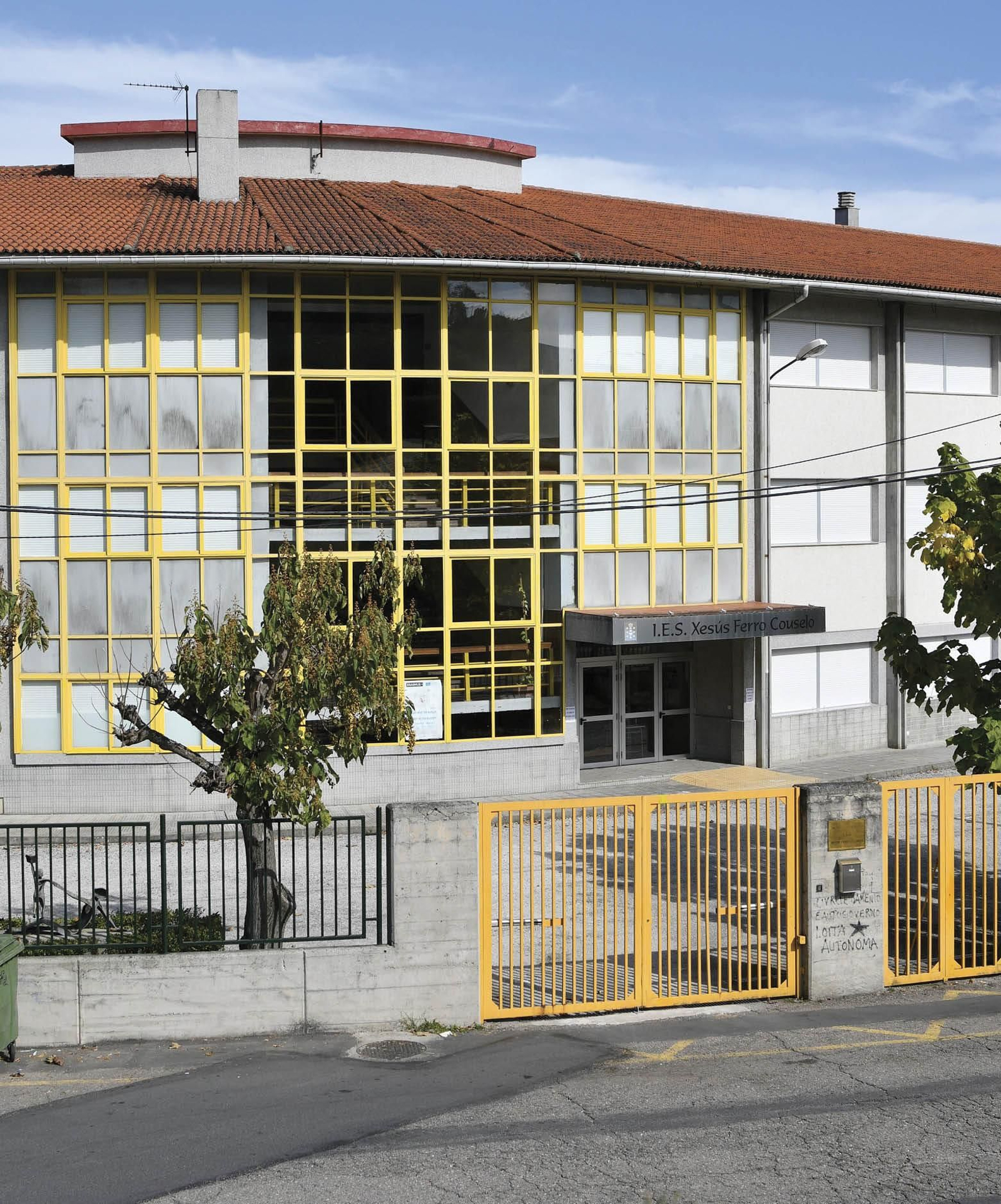 Entrada del IES Xesús Ferro Couselo.