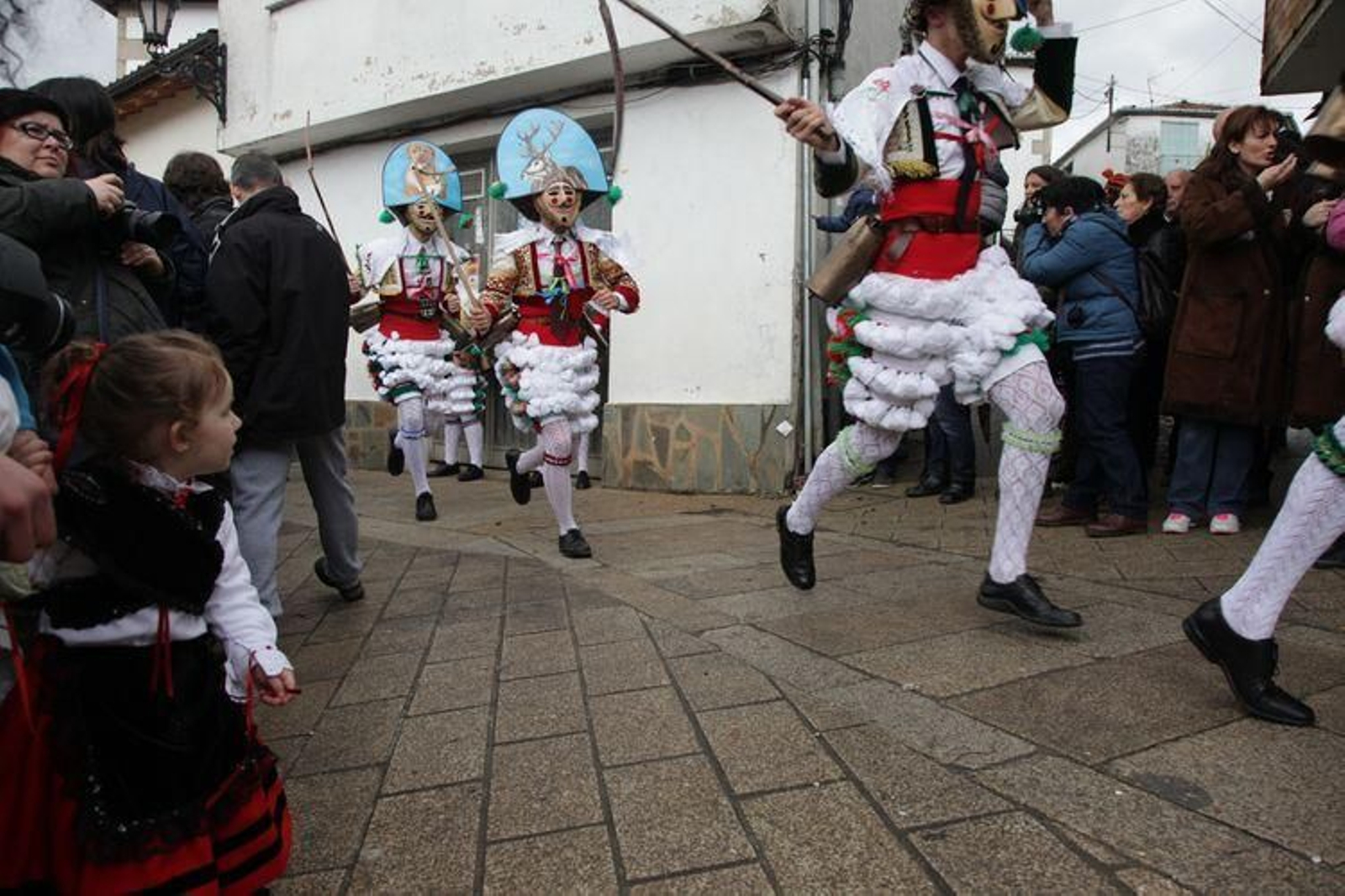 Laza recibe a los peliqueiros con bica y licor café