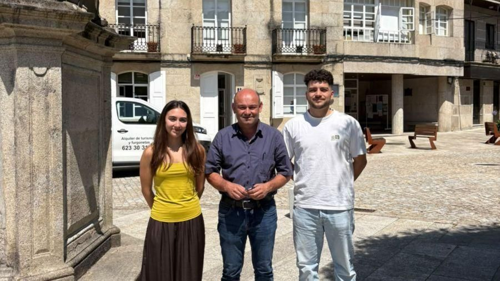 El alcalde con Lucía y Carlos Manuel, con el Concello de Covelo al fondo.