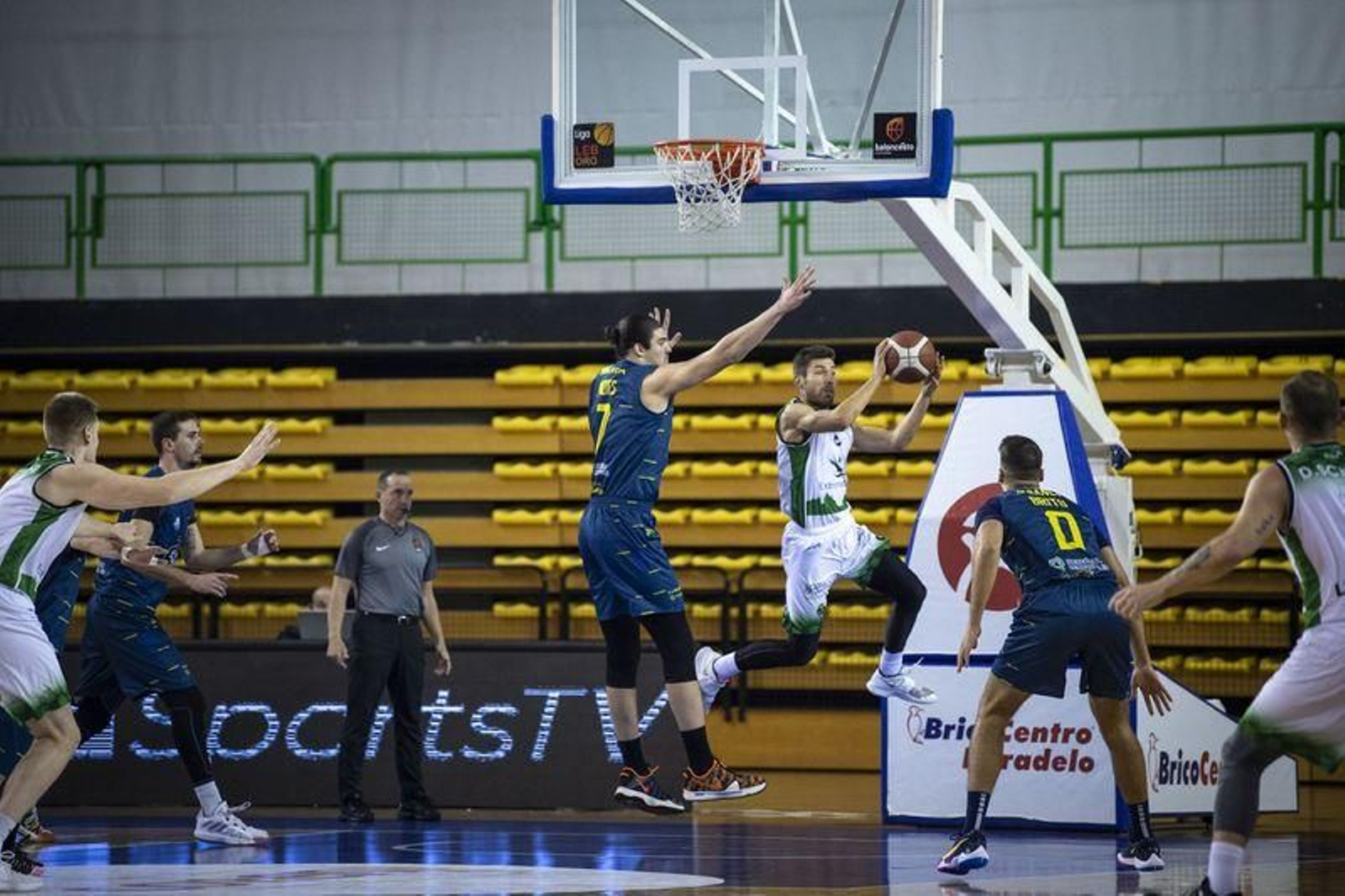 Partido en el Pazo entre el COB y el Cáceres // FOTO: ÓSCAR PINAL