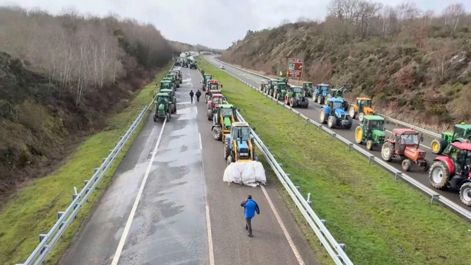 Los tractores interrumpen la A-52.