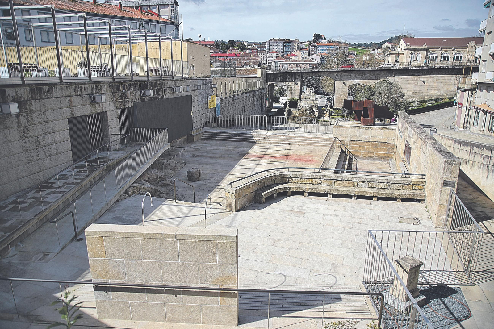 Piscina termal de As Burgas, cerrada desde hace seis años.