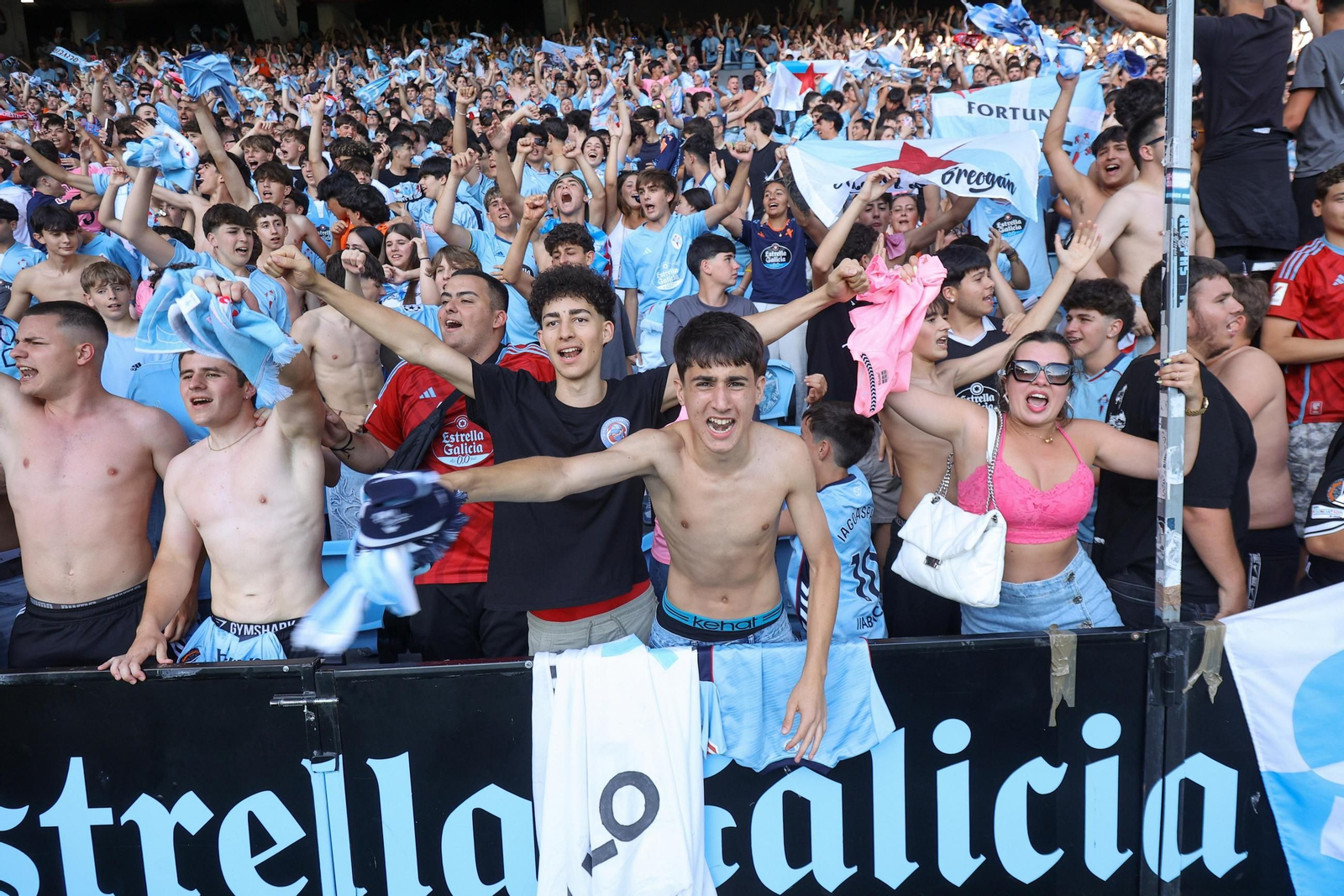 La grada de animación, en Marcador bajo, lideró el empuje de todo el estadio en una tarde memorable, que terminó en comunión plena con los futbolistas celestes.