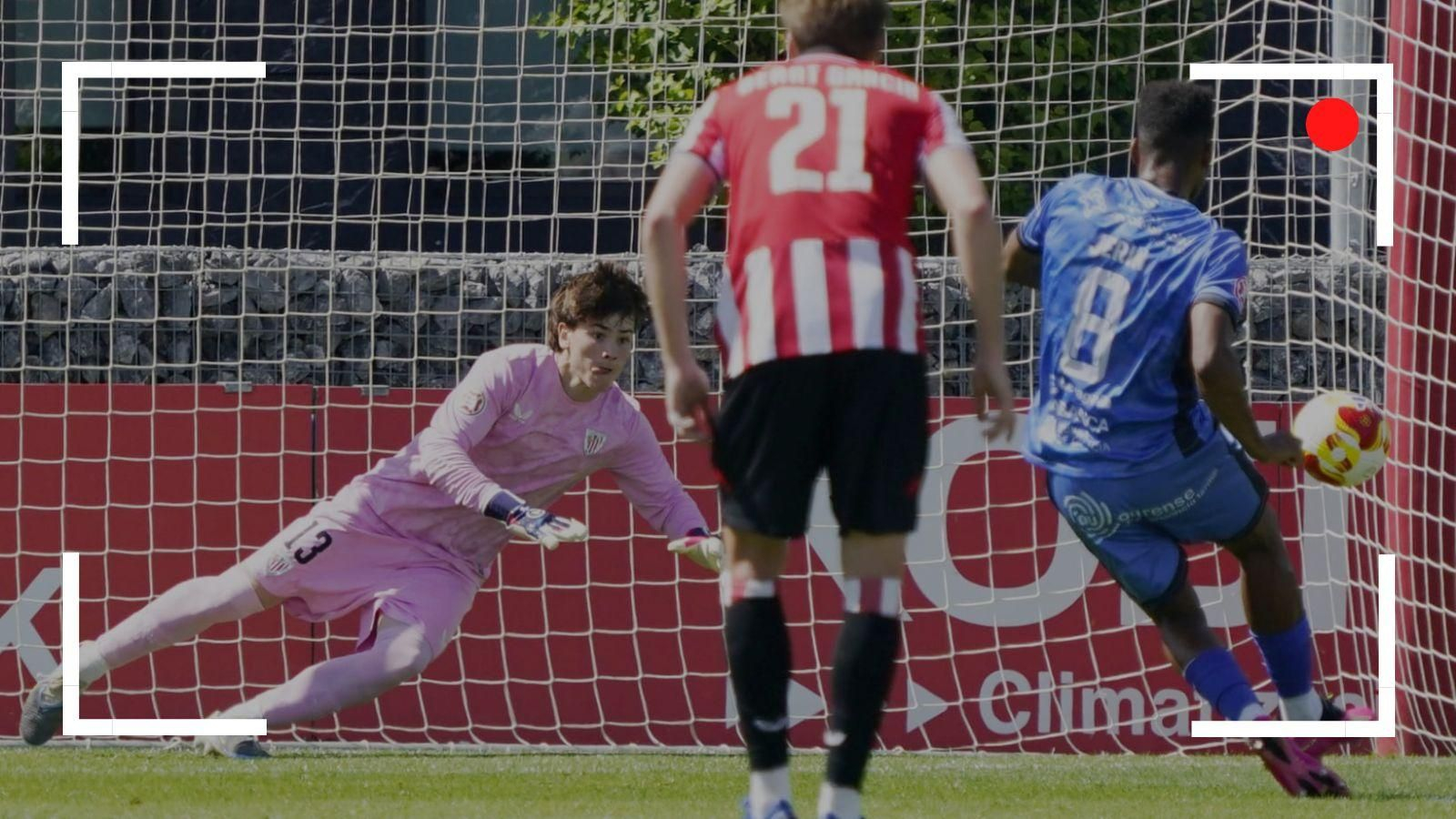 Mikel Santos adivina el lado y para el penalti de Jerin Ramos.