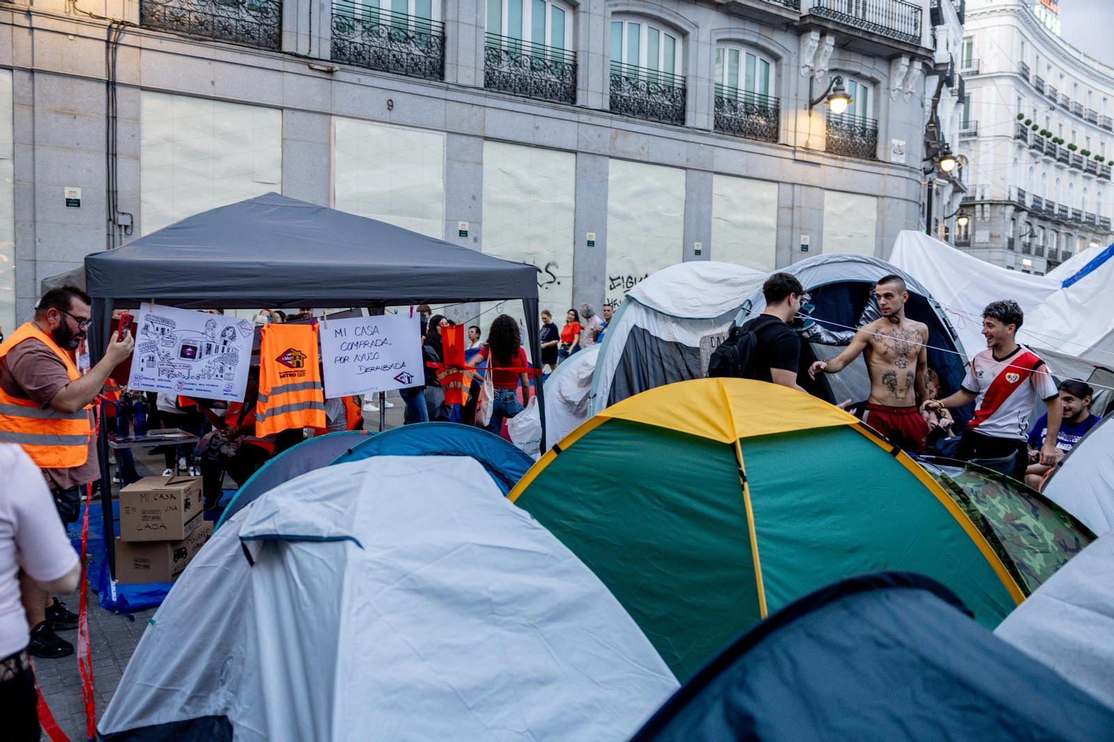 Galería | La acampada de Sol por una vivienda digna se sigue extendiendo y los congregados insisten en esta medida de presión