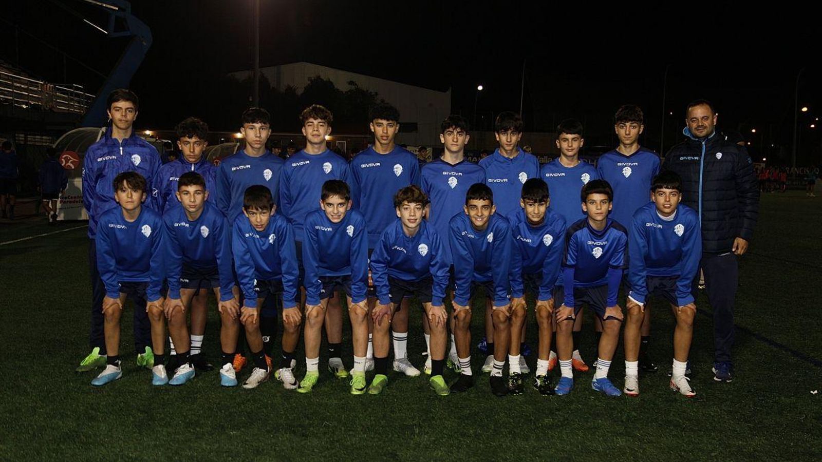 La plantilla infantil del Ourense CF con el técnico Marquitos, en el campo de Oira. Fotos: Miguel Ángel / José Paz