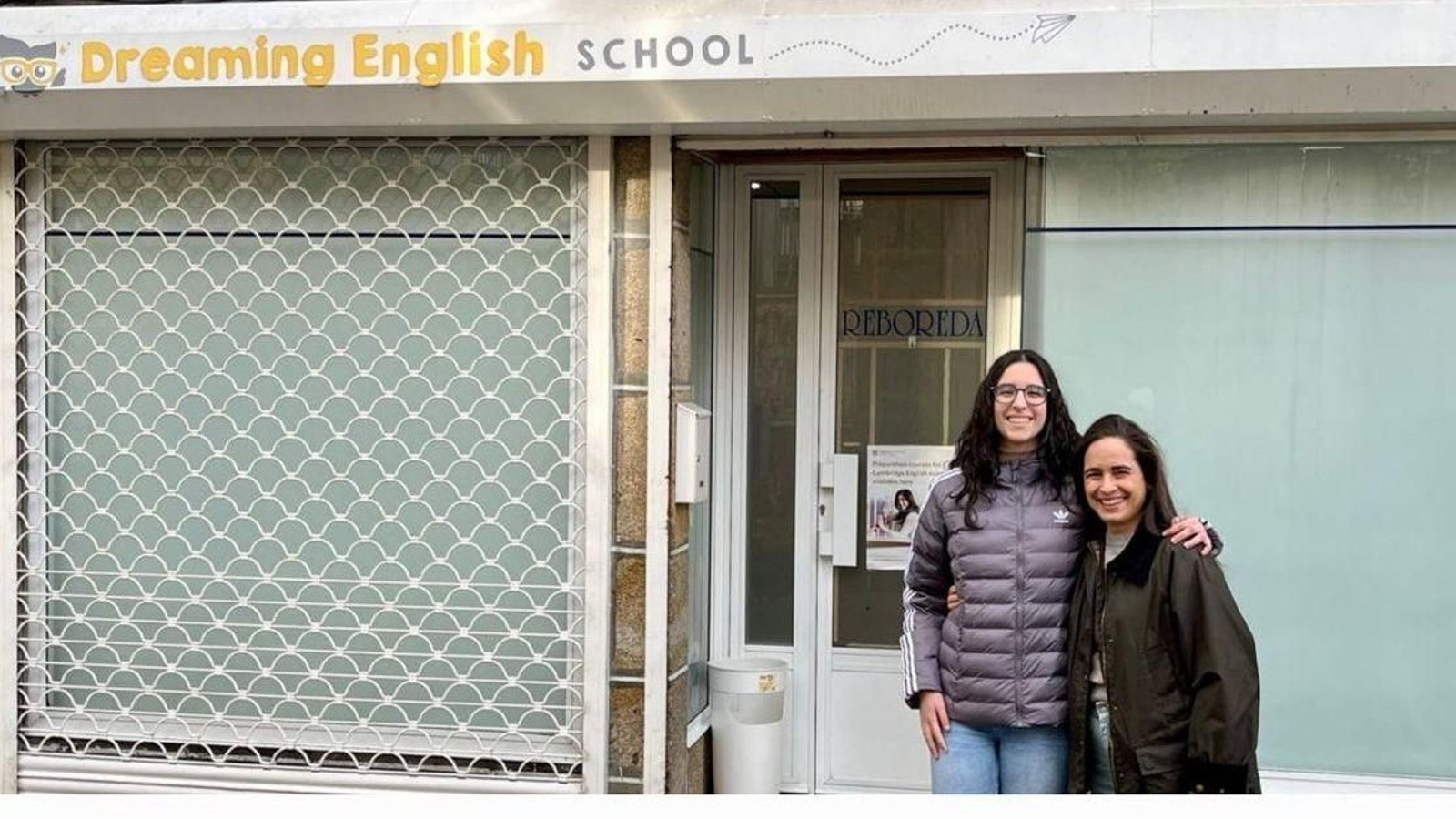 La joven estudiante, con la profesora que le ayuda a estudiar inglés en la academia.
