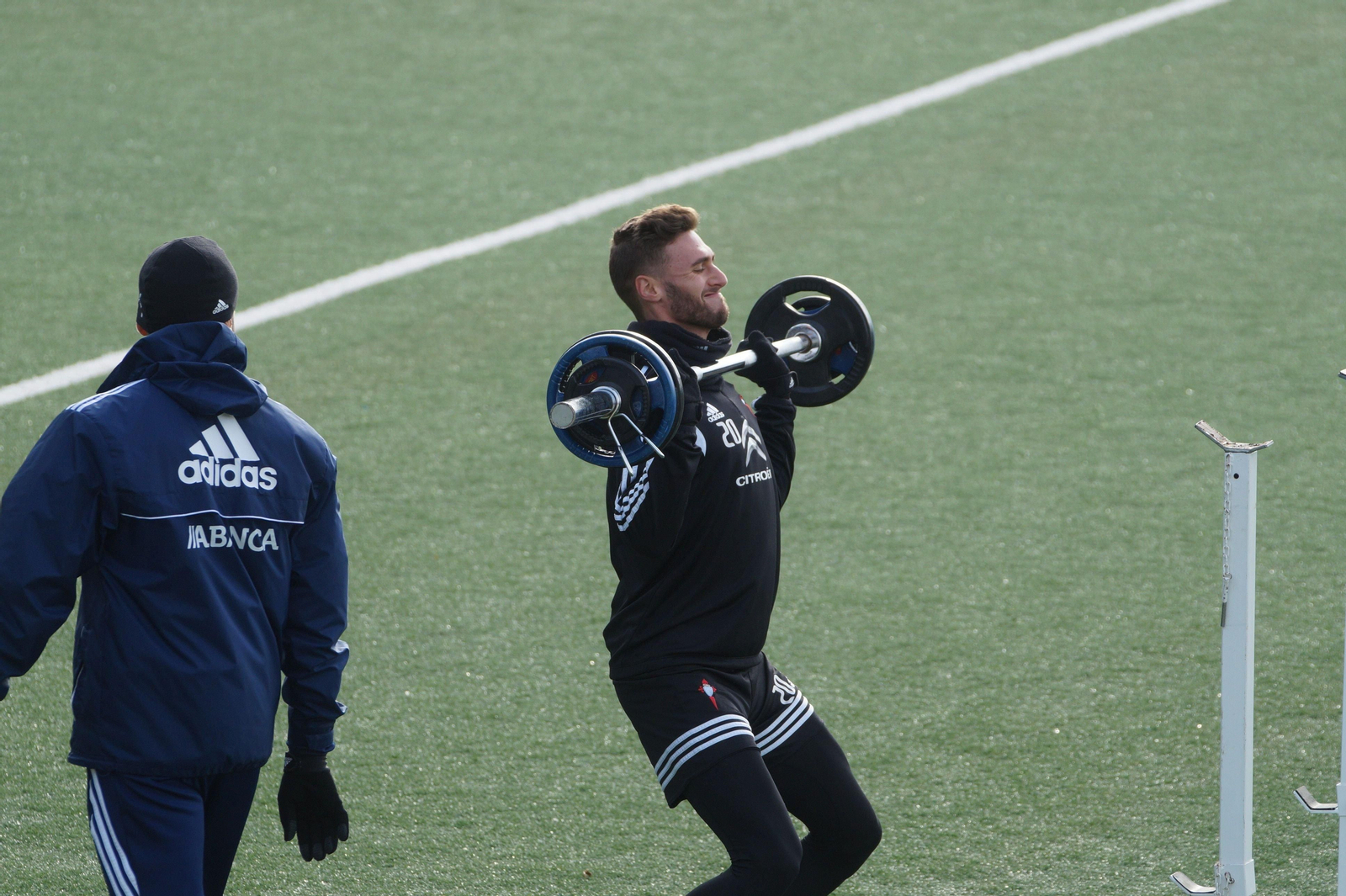 Sergi Gómez, durante el entrenamiento de ayer en A Madroa.
