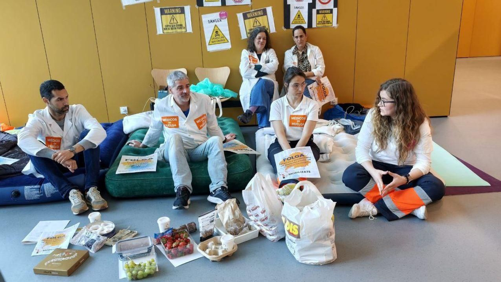 Los médicos, tras pasar la noche en el Olimpia Valencia.