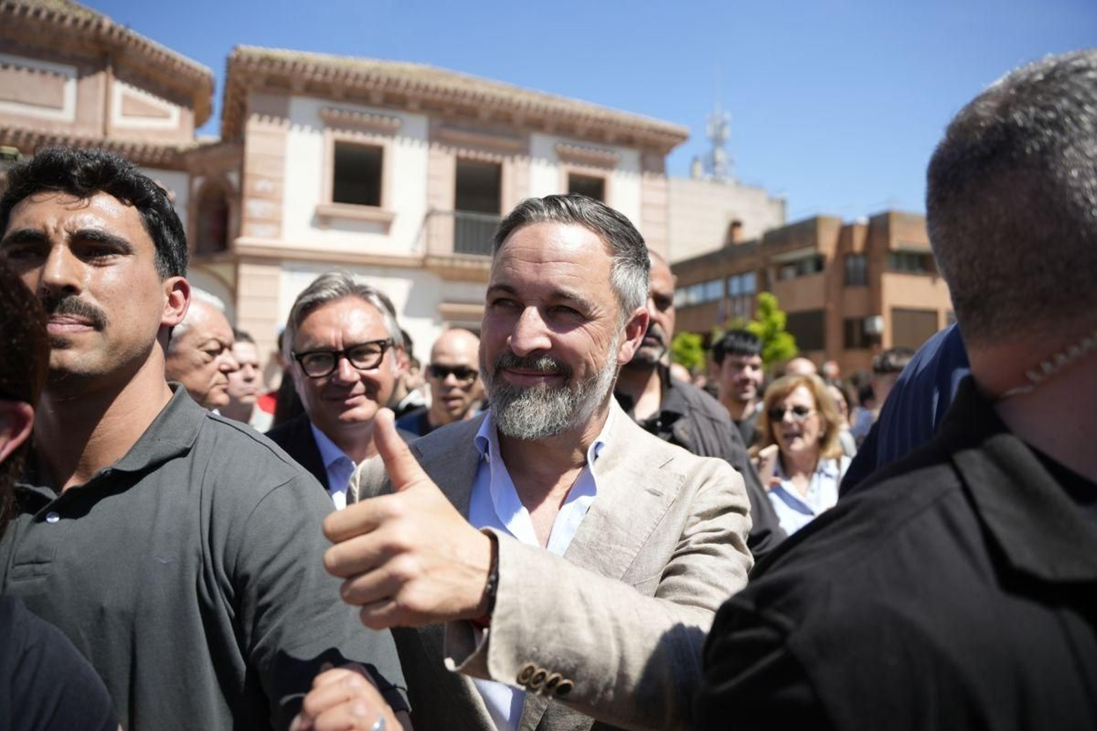 El presidente de Vox, Santiago Abascal, rodeado de simpatizantes en Andújar (Jaén).