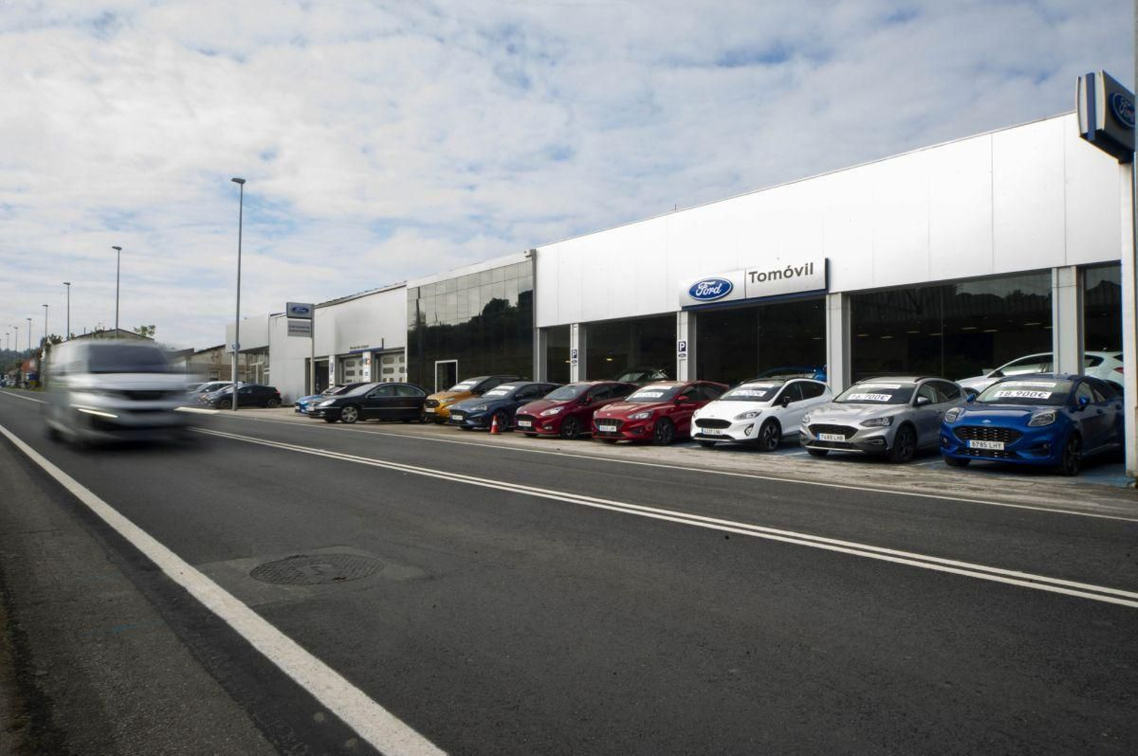 Exterior de las instalaciones de Tomóvil, en la carretera de Seixalbo.