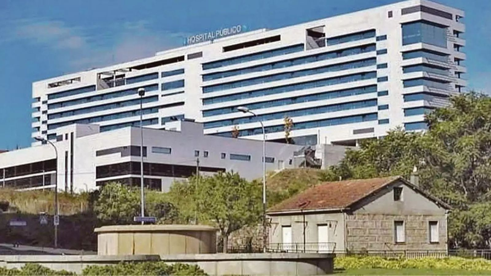 Fachada del CHUO en una foto de archivo.