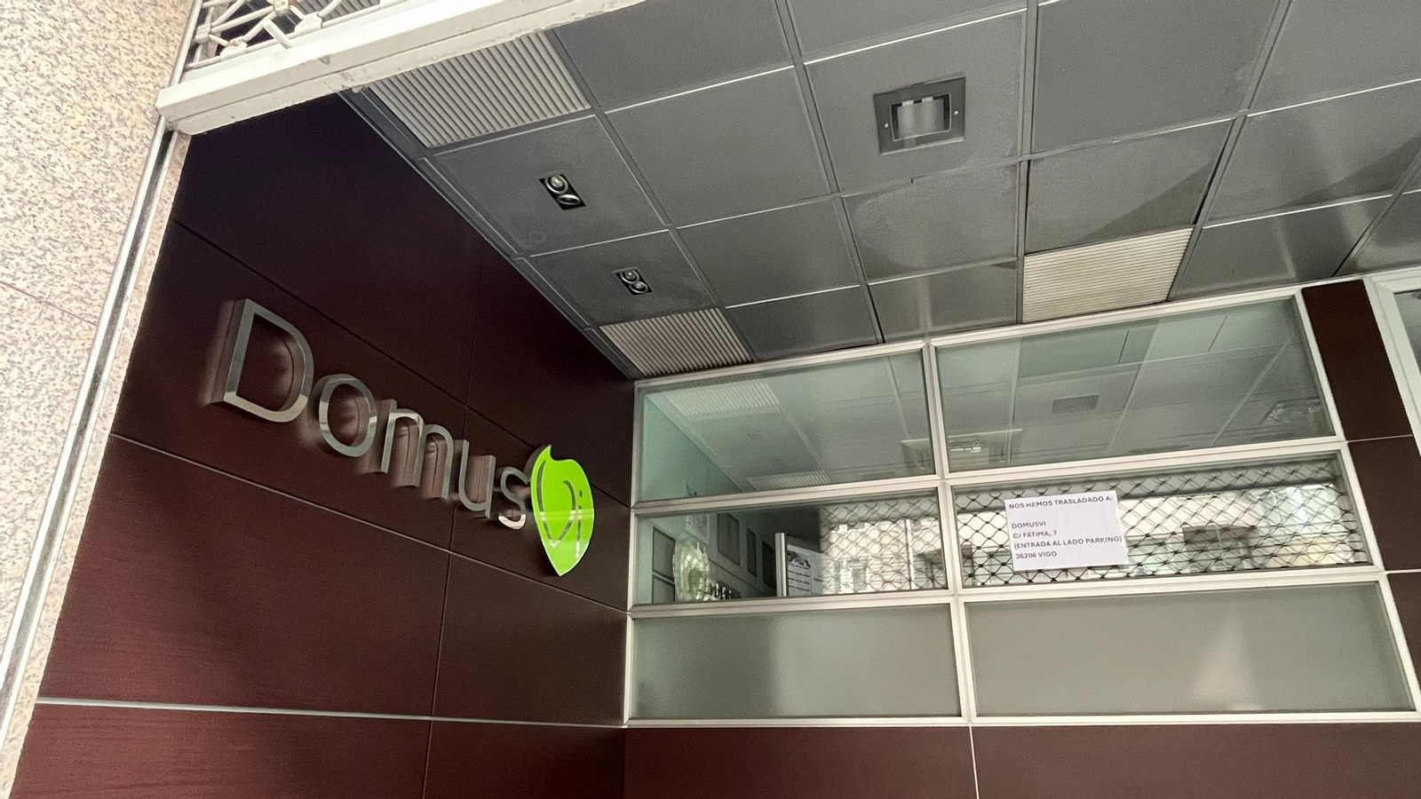 En la hasta ahora sede de Geriavi, en García Barbón, hay un cartel de mudanza de las oficinas a la calle Fátima.