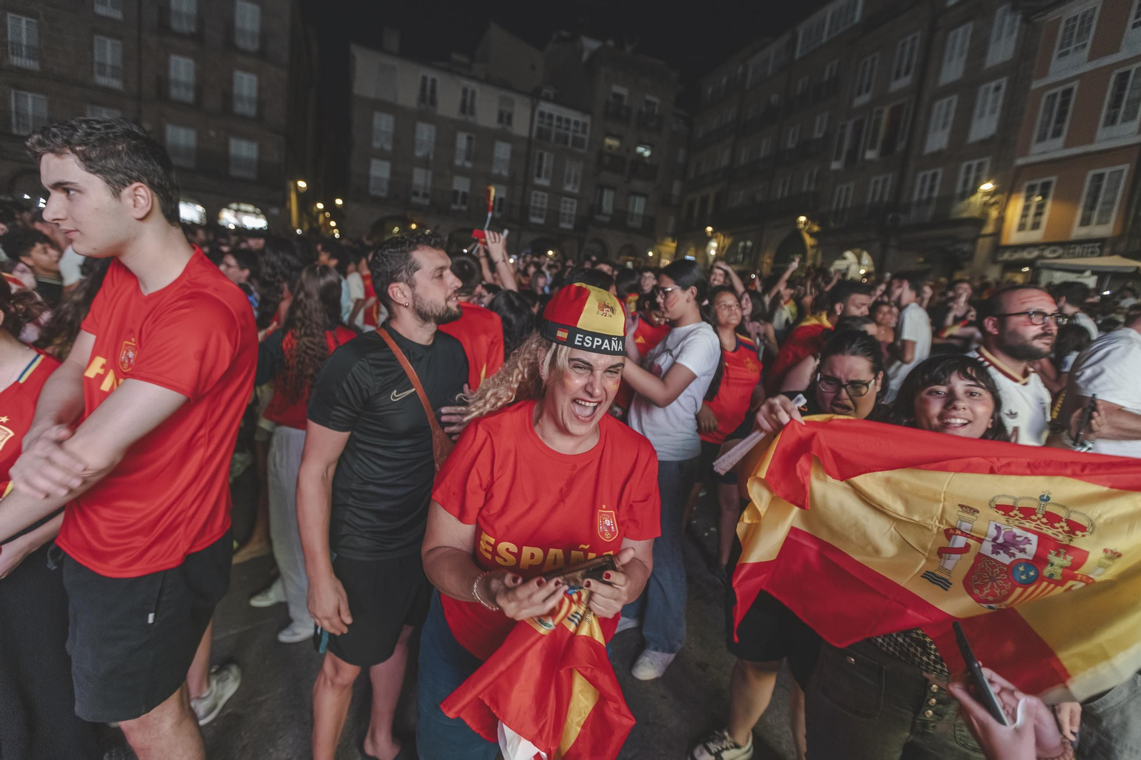 Galería | Camisetas, banderas y las calles de Ourense llenas de emoción por ver a España jugar los cuartos de final, en fotos