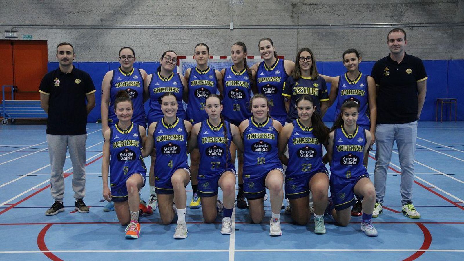 Foto de familia de plantilla y técnicos del COB antes de que comenzase el partido en la Universidade Laboral.