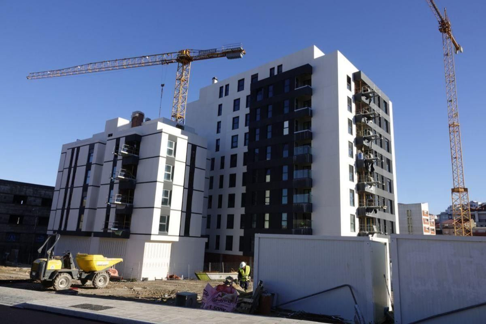 La construcción es el sector que más emplea creó en Galicia, 5.300 ocupados más.