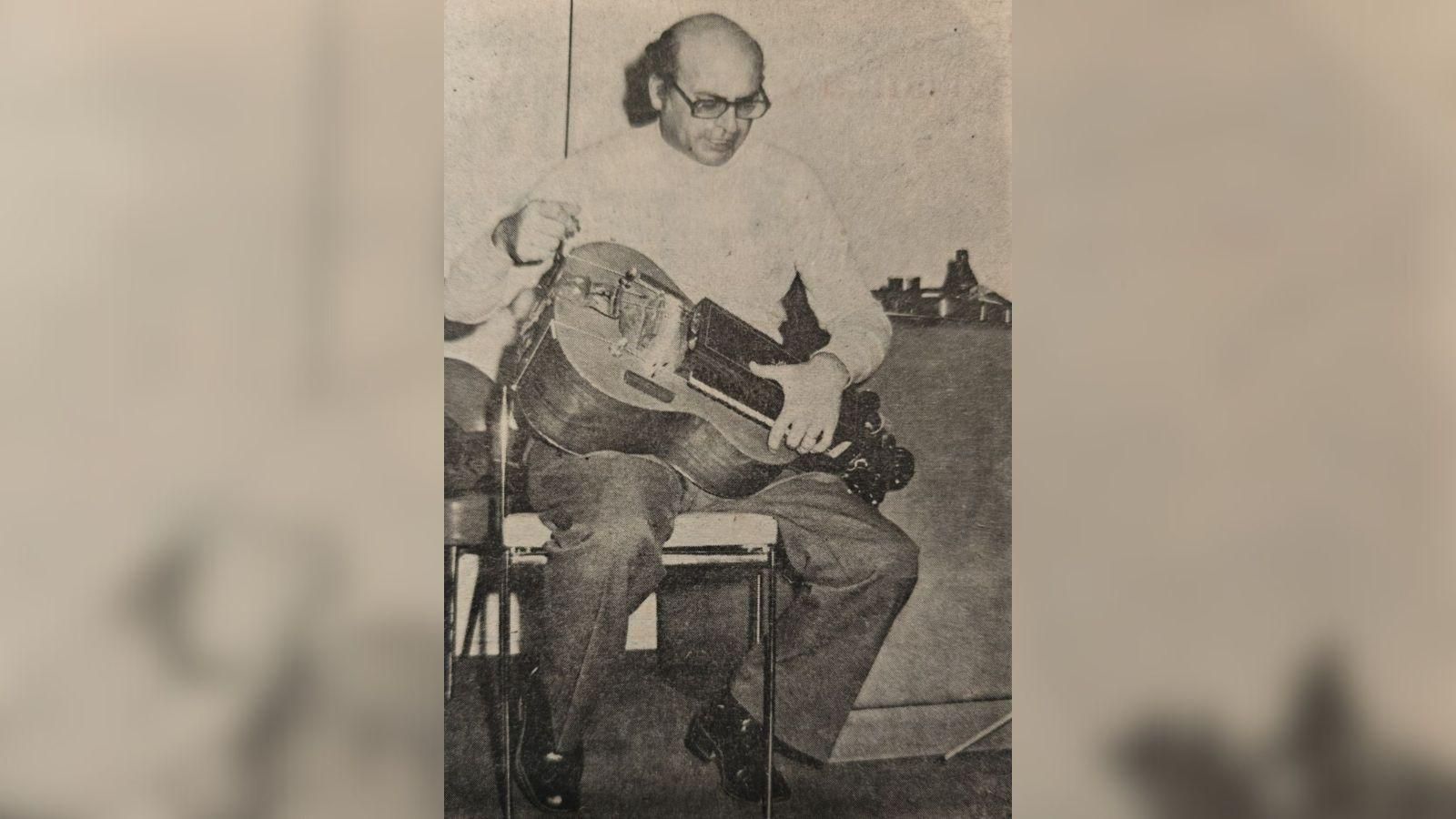 El psiquiatra José Teijeiro, tocando la zanfoña.