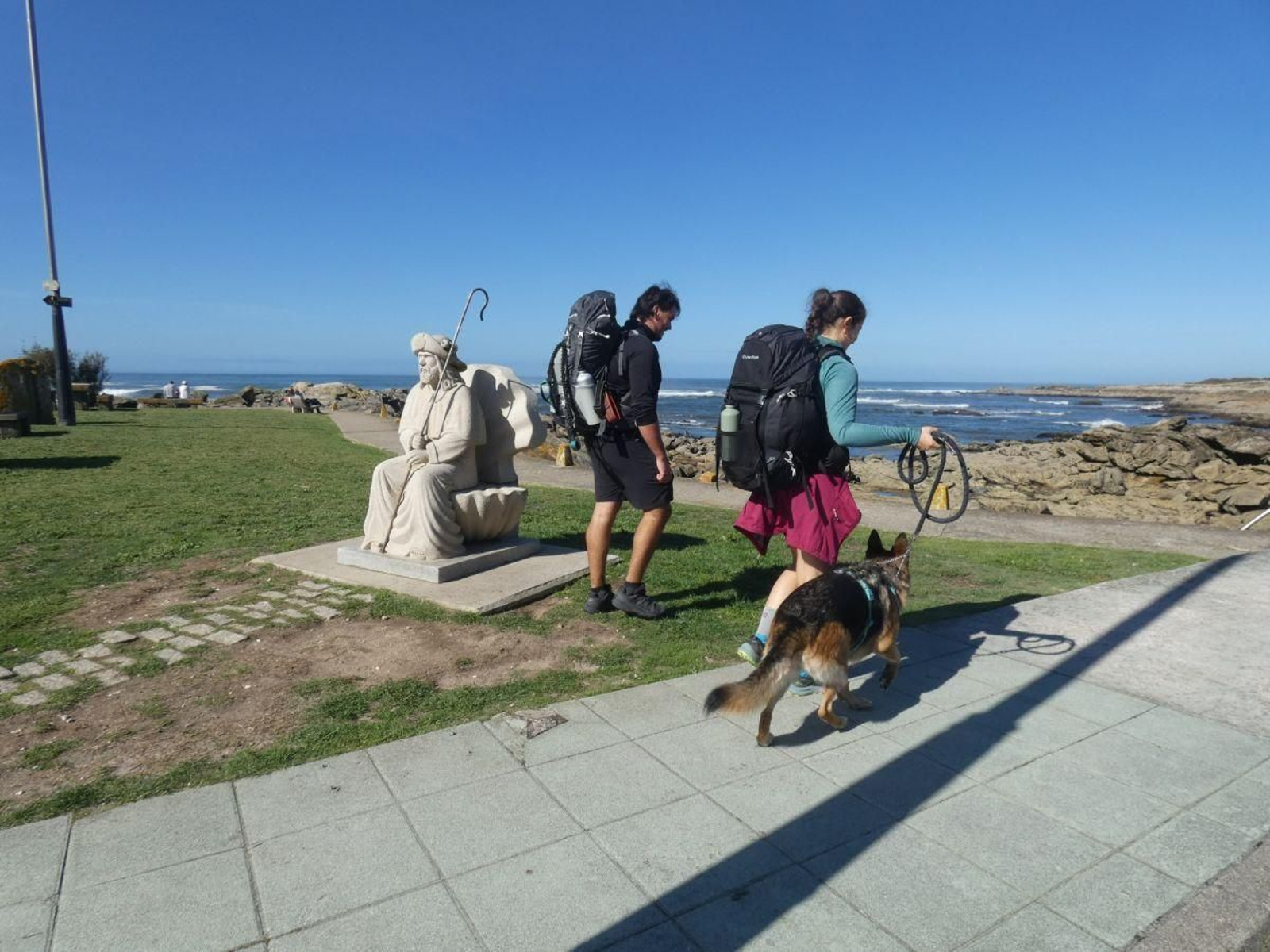 Peregrinos en el Camiño Portugués pola Costa.