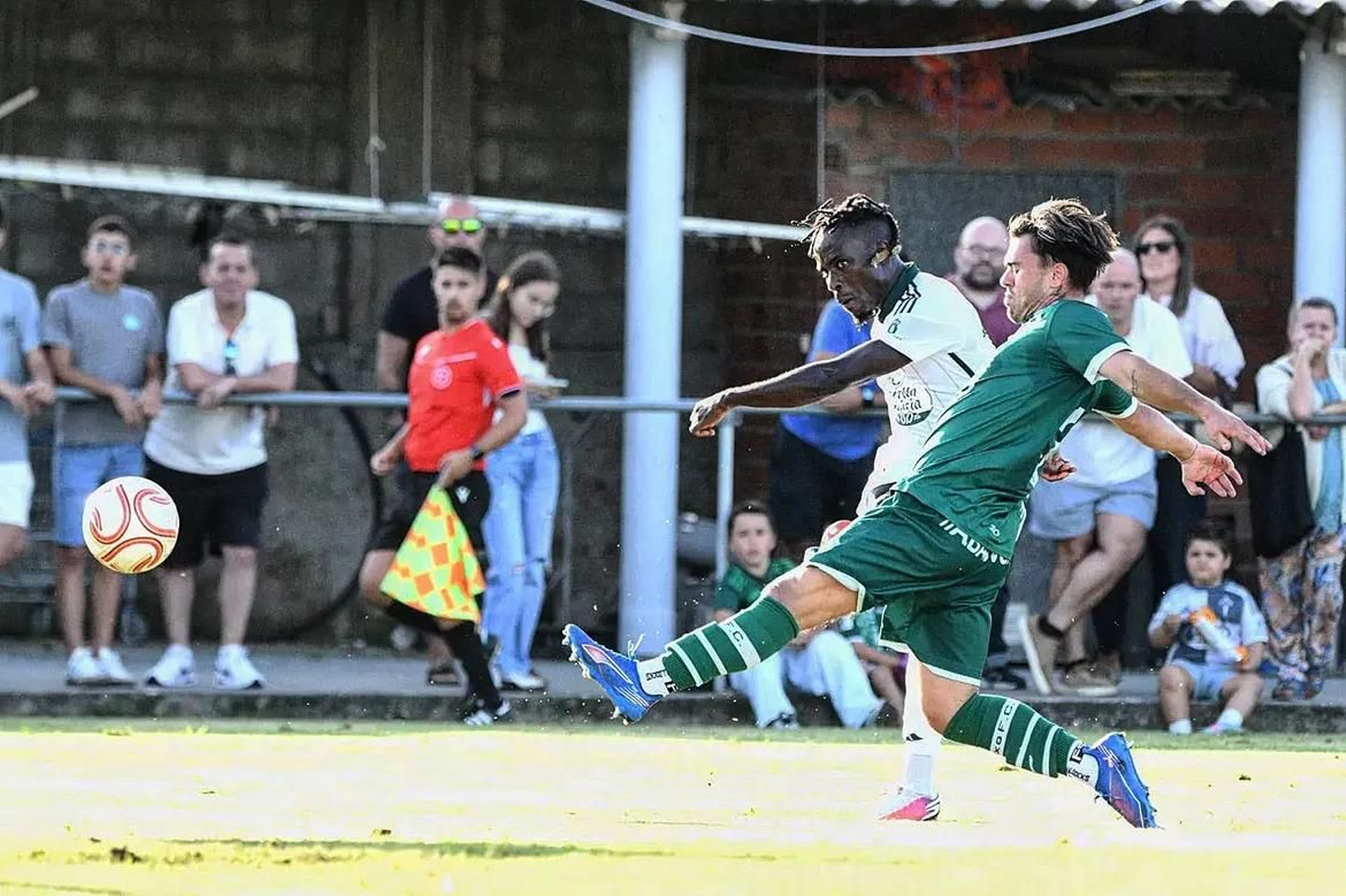 Un defensor del Coruxo trata de evitar el remate del atacante del Racing de Ferrol en el encuentro de ayer.