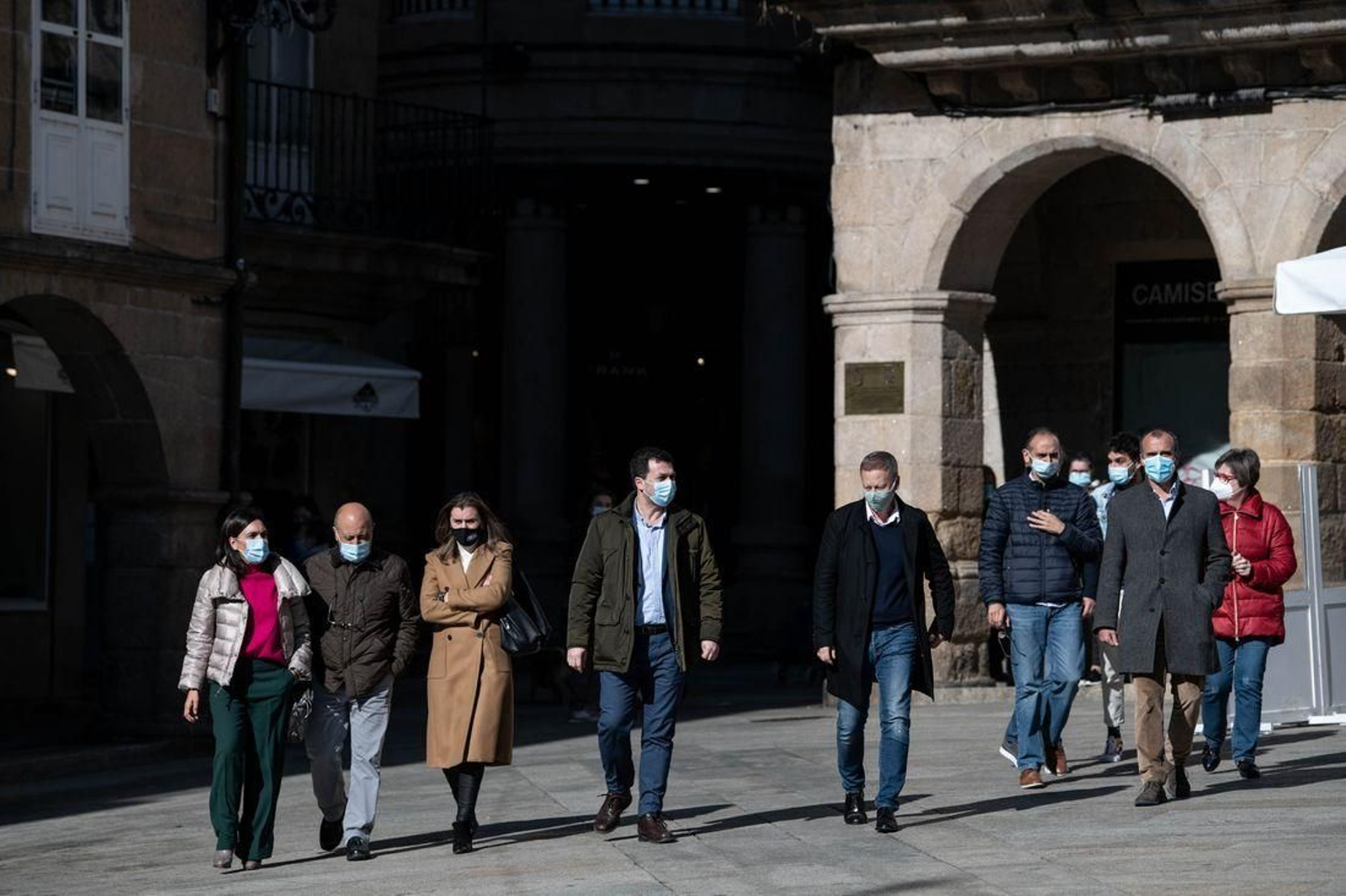 Caballero y Villarino, acompañados de diputados autonómicos y ediles del grupo municipal. (Foto: Óscar Pinal)