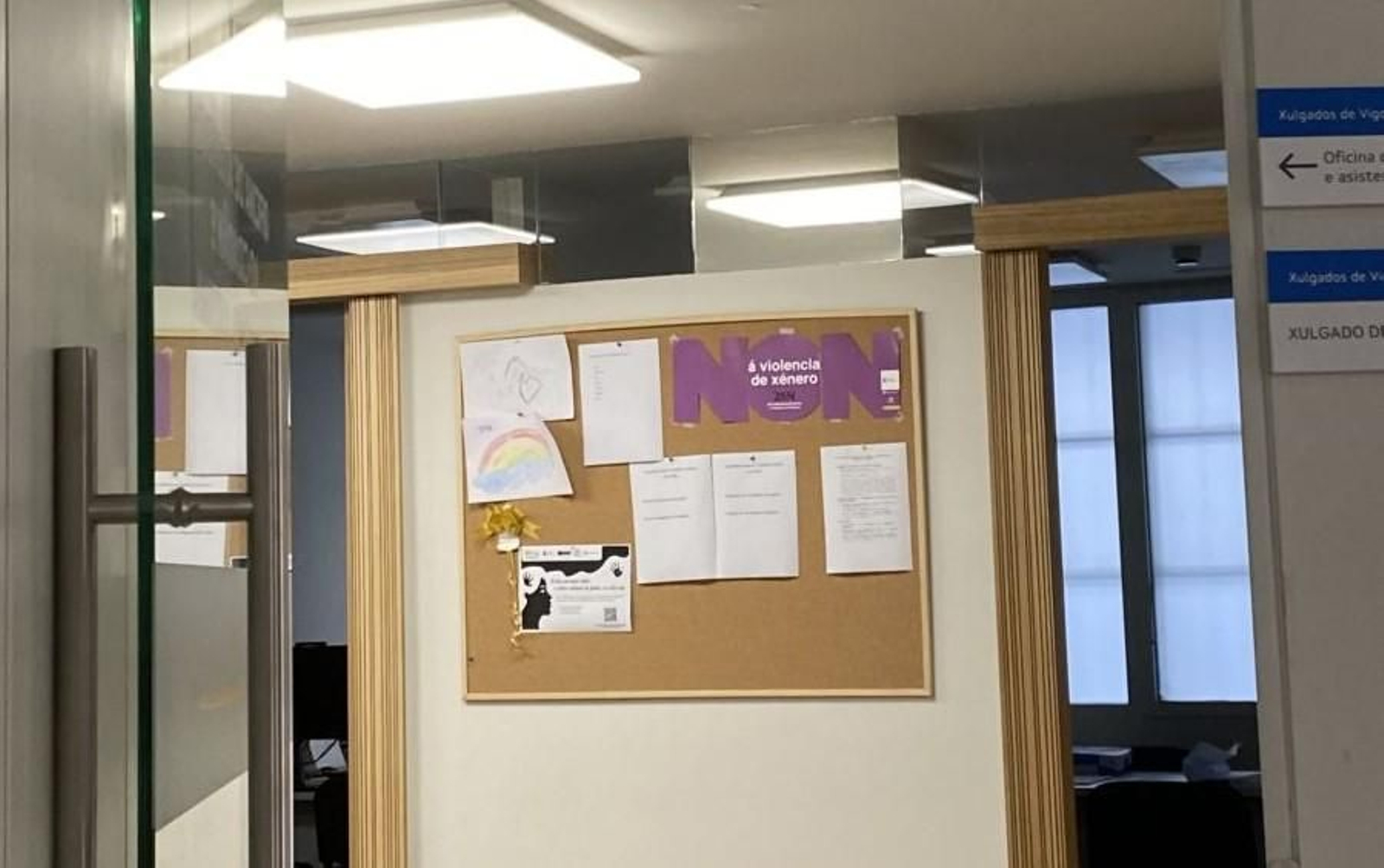 Mensajes contra la violencia de género en los juzgados de Vigo.